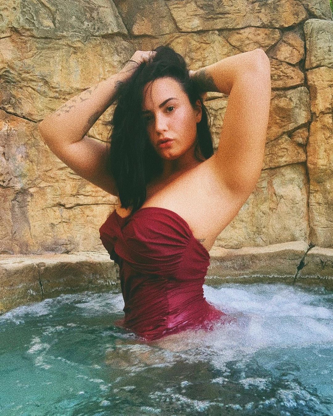 Demetria Lovato Sexy (2 New Photos)
