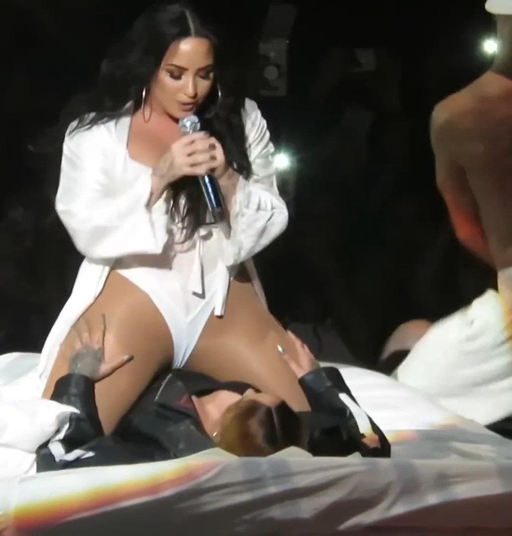 Demi Lovato  Kehlani Getting Intimate on Stage (18 Pics + Gifs  Video)