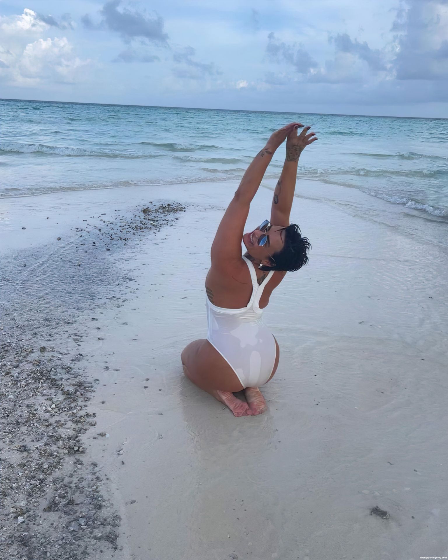 Demi Lovato Enjoys Her Vacation in The Maldives (5 Photos  + Video)