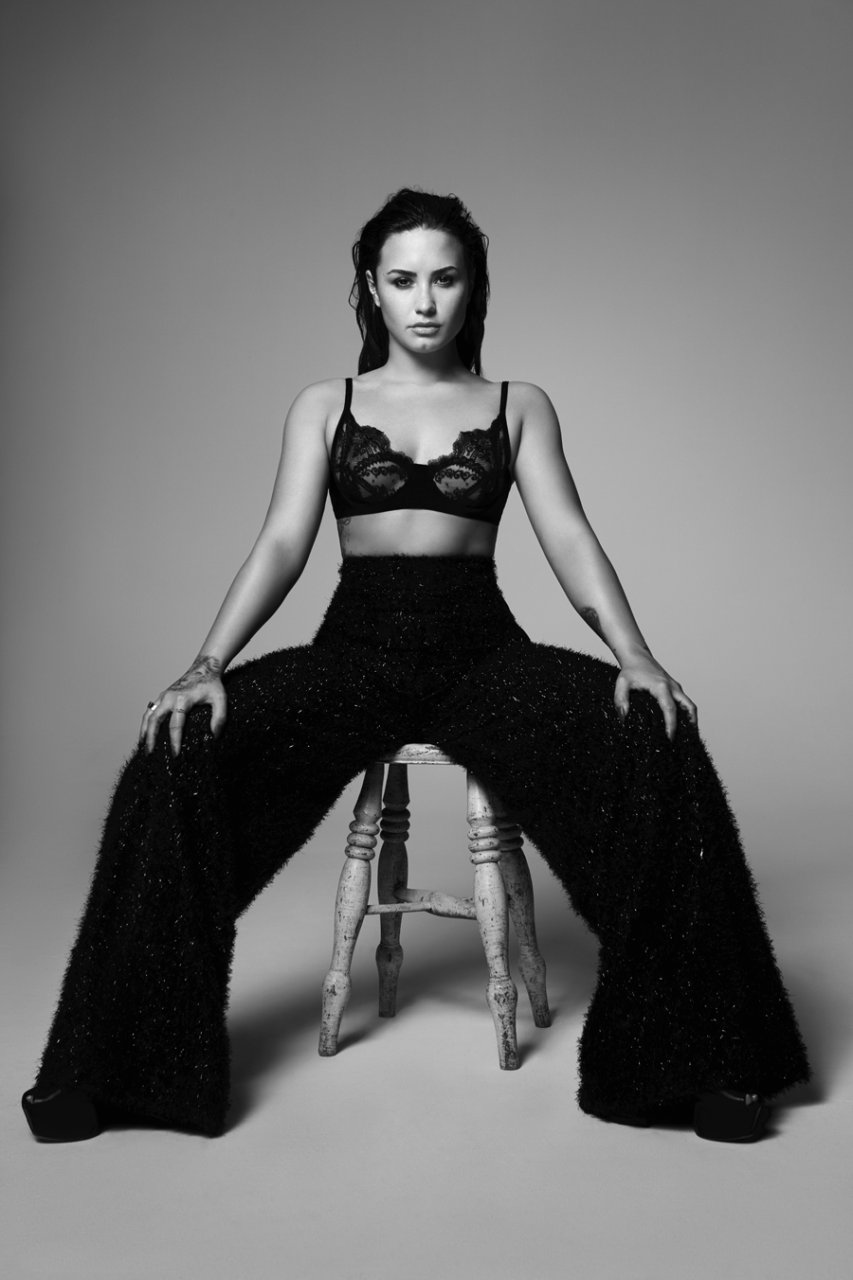 Demi Lovato Sexy (14 Photos + Video)