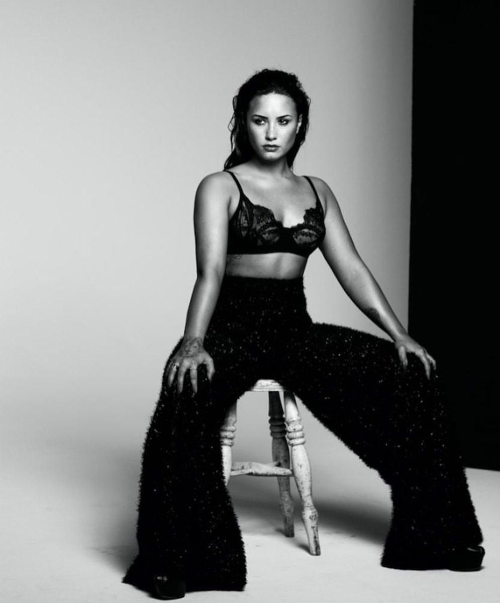 Demi Lovato Sexy (14 Photos + Video)