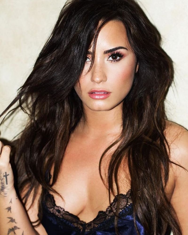 Demi Lovato Sexy (6 New Photos)