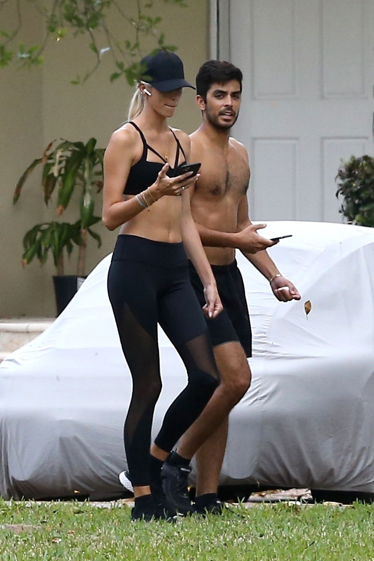 Devon Windsor  Jonathan Barbara are a Couple that Works out Together (36 Photos)