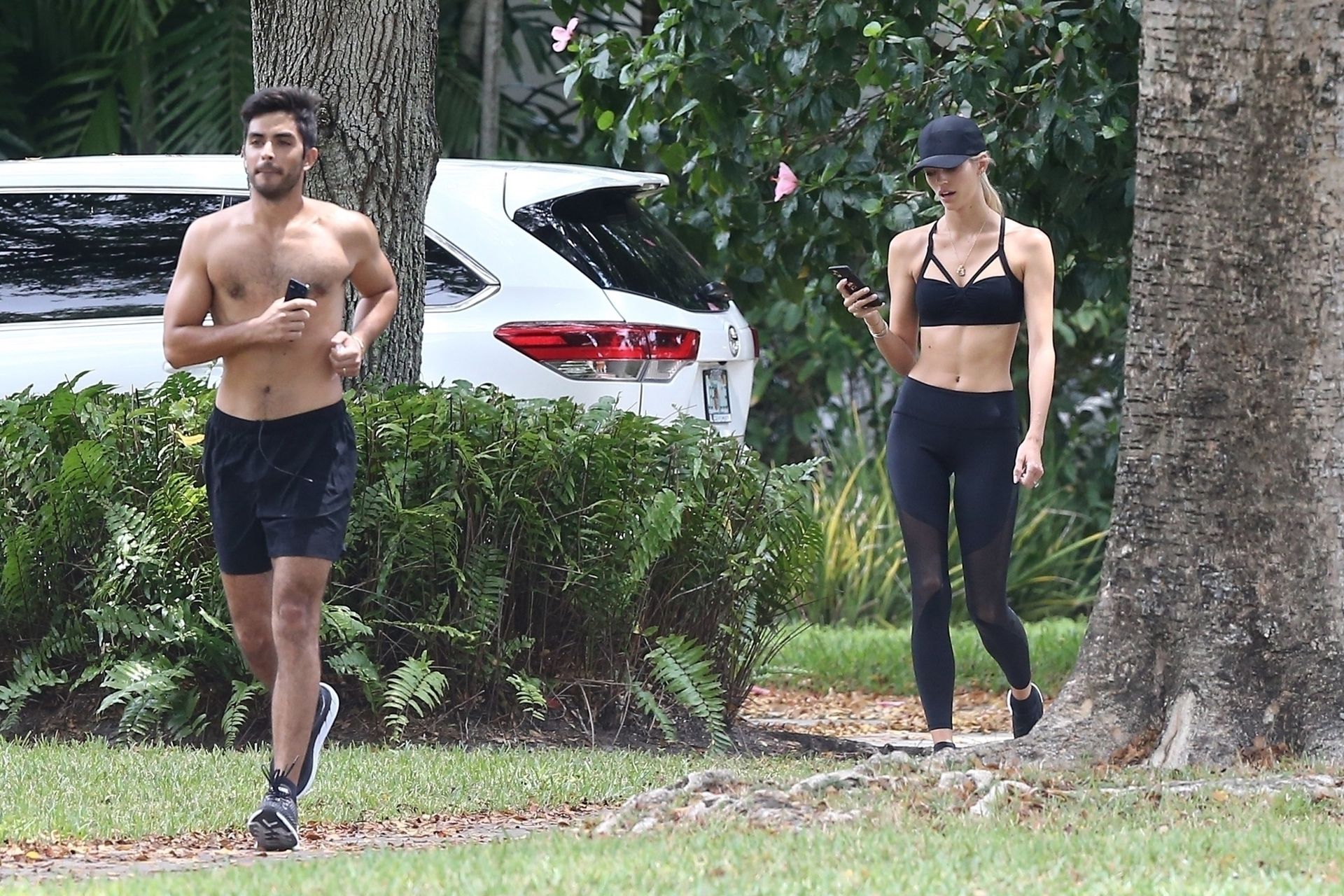 Devon Windsor  Jonathan Barbara are a Couple that Works out Together (36 Photos)