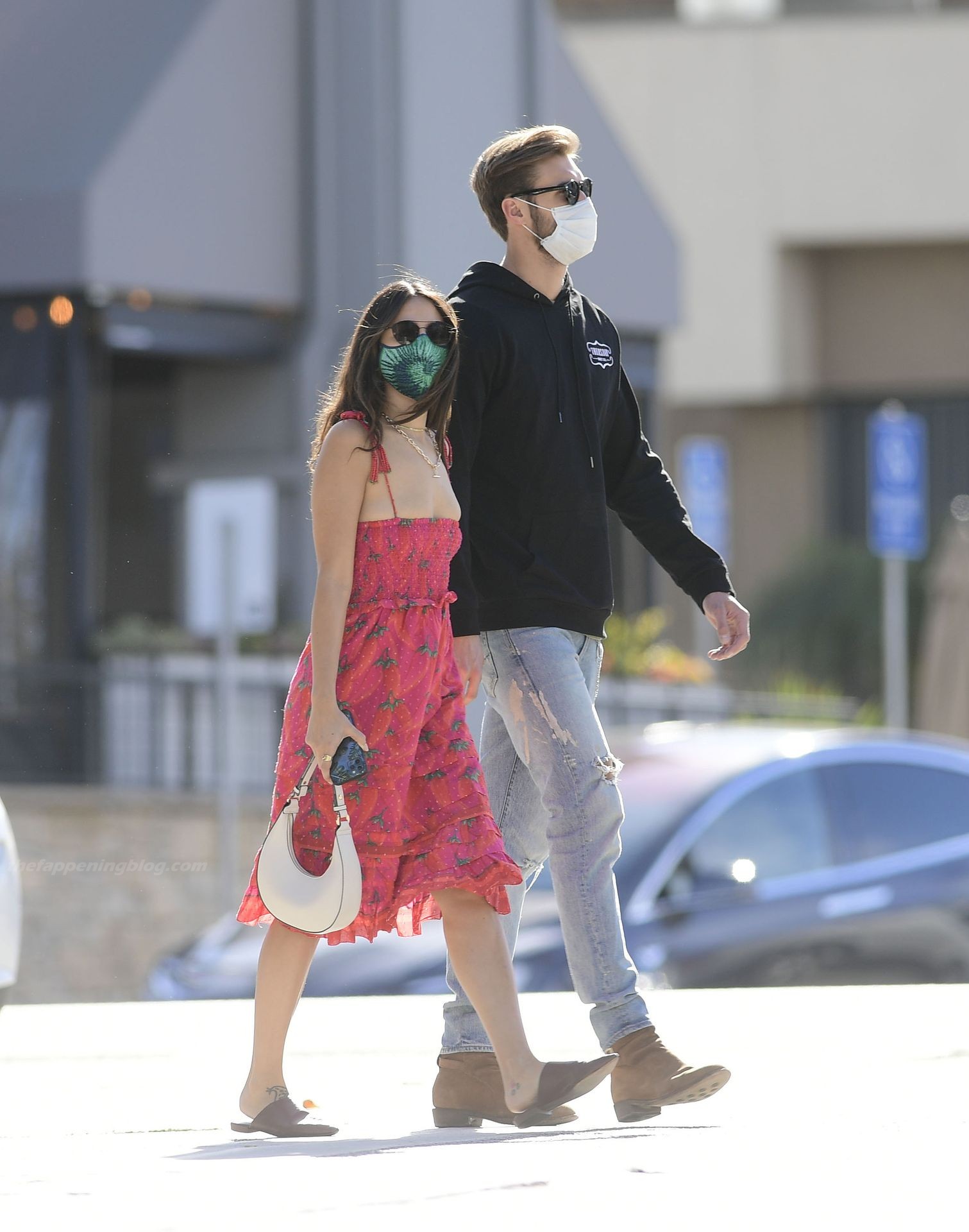 Eiza Gonzalez  Dusty Lachowicz Hold Hands on a Shopping Trip in LA (27 Photos)