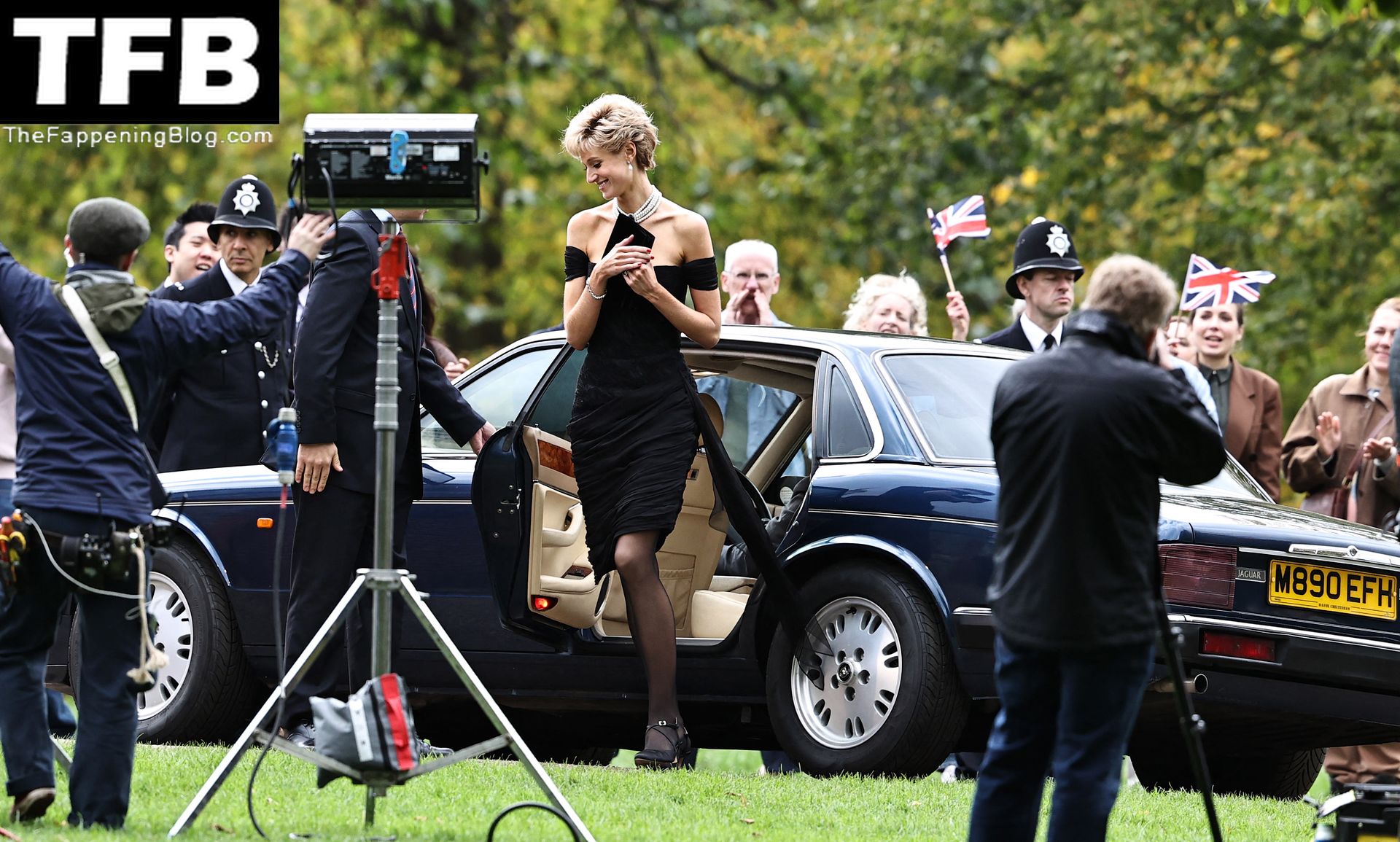 Elizabeth Debicki is Pictured on the Set of The Crown’ (17 Photos)