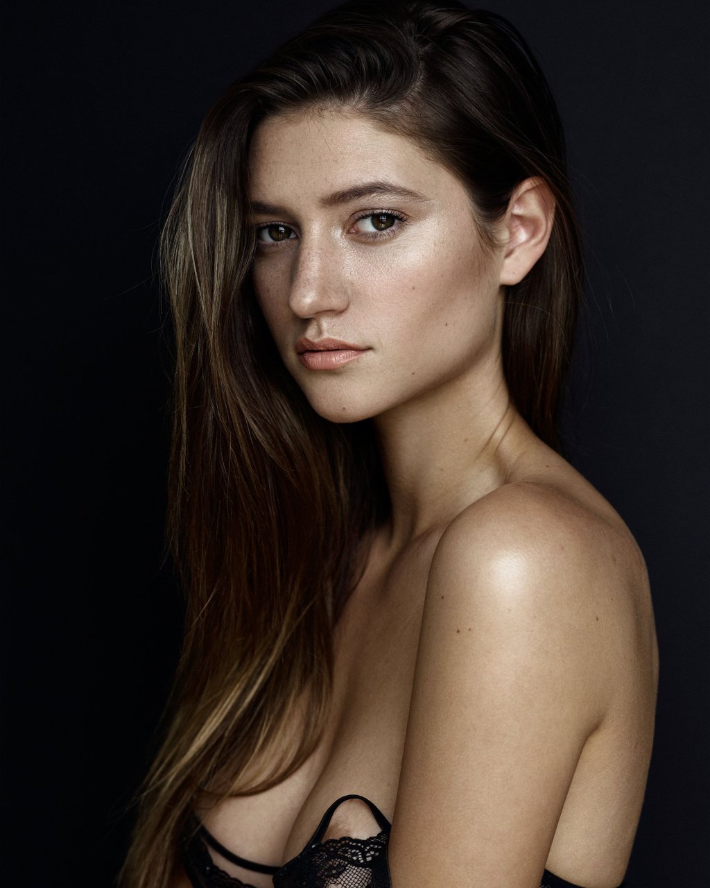Elizabeth Elam Nude  Sexy (9 Photos)