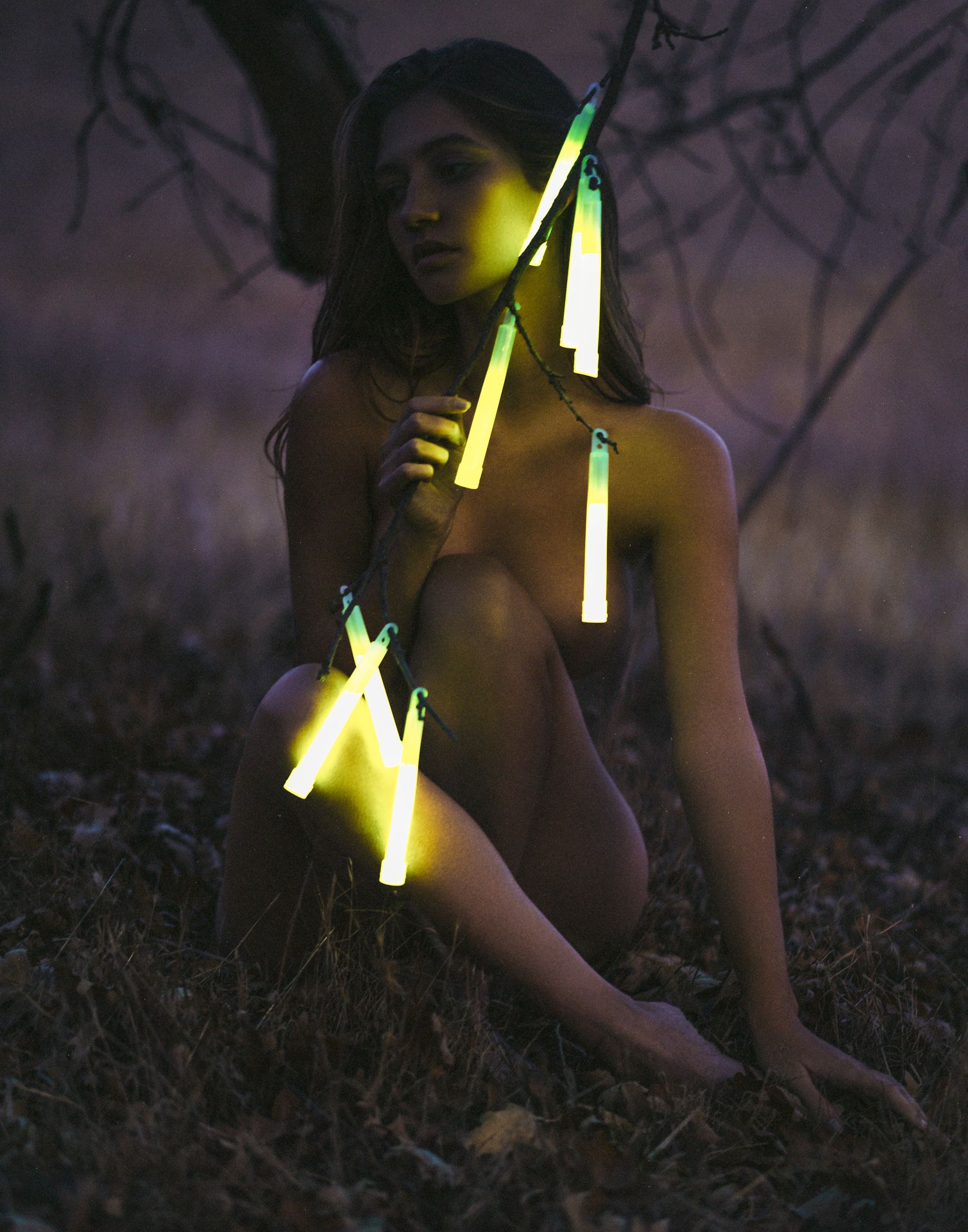 Elizabeth Elam Nude - Nigth Glow (10 Photos)