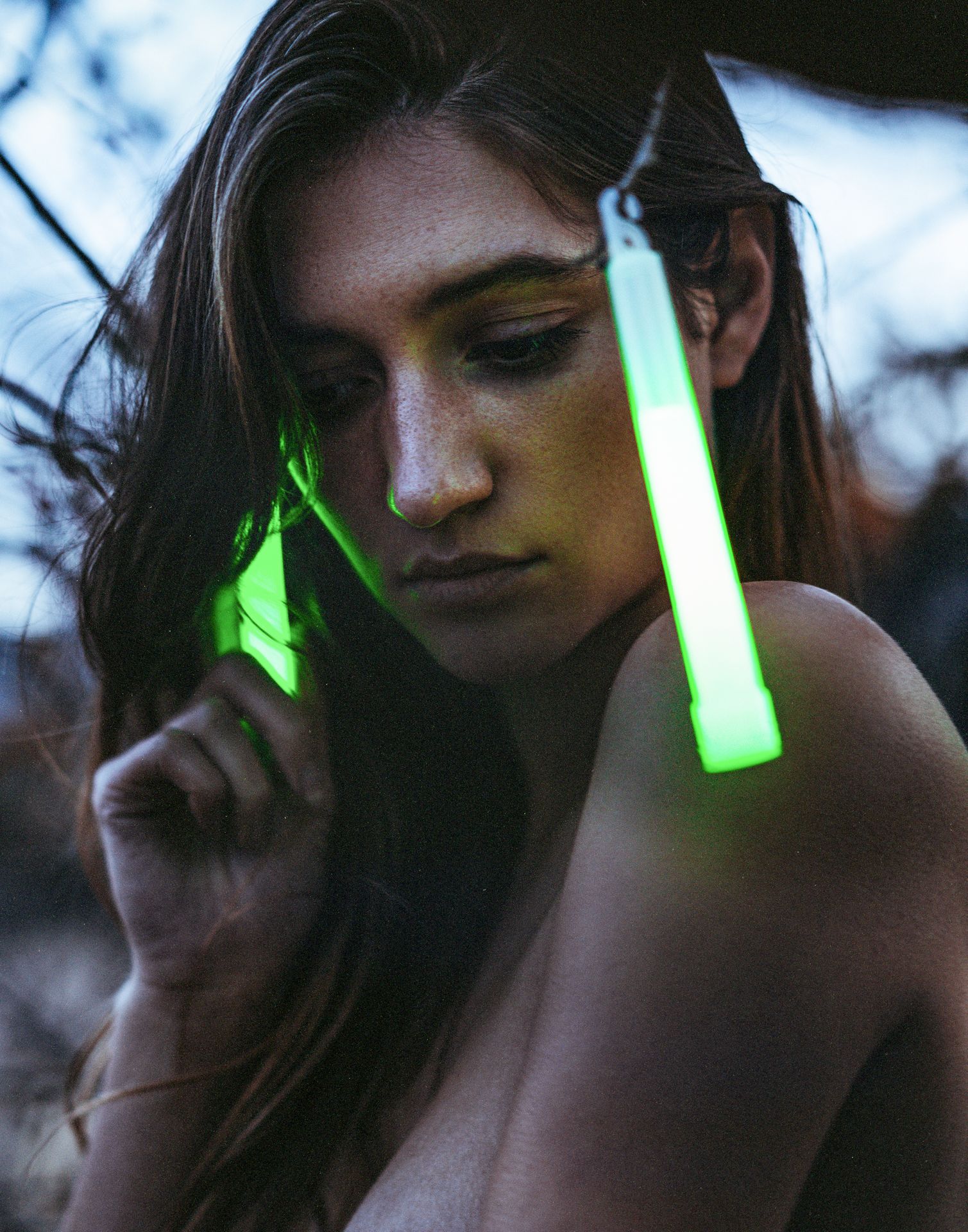 Elizabeth Elam Nude - Nigth Glow (10 Photos)
