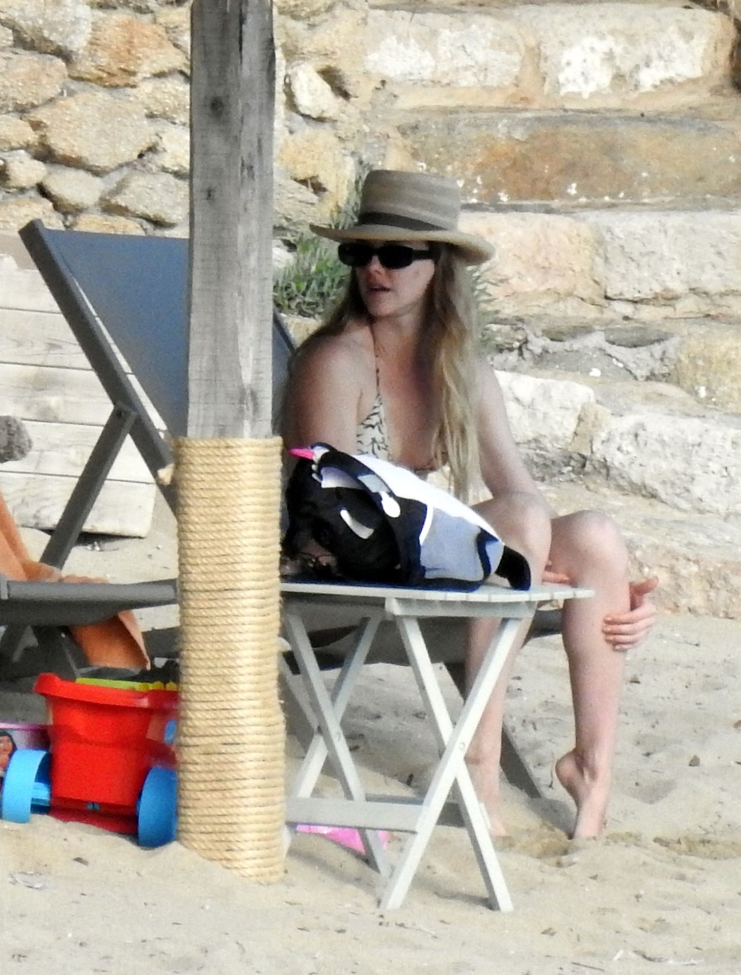 Elle Evans  Matt Bellamy are Seen For a Boat Trip in Greece (30 Photos)