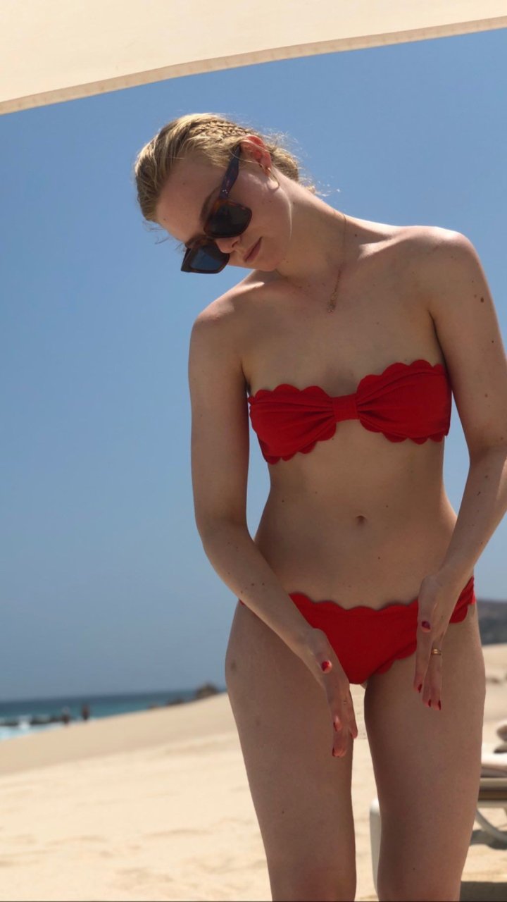 Elle Fanning Sexy (5 New Photos)