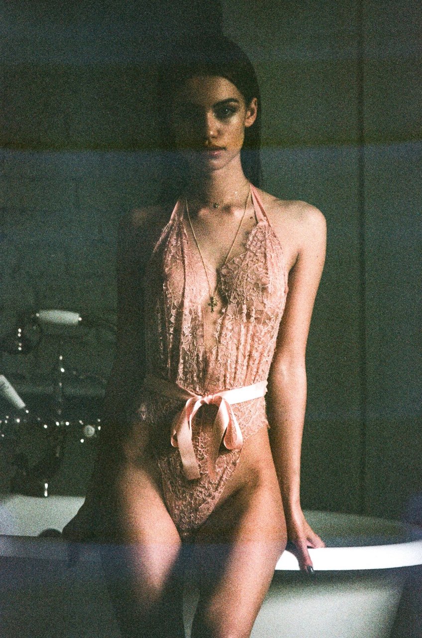 Elle Trowbridge Nude  Sexy (33 Photos)