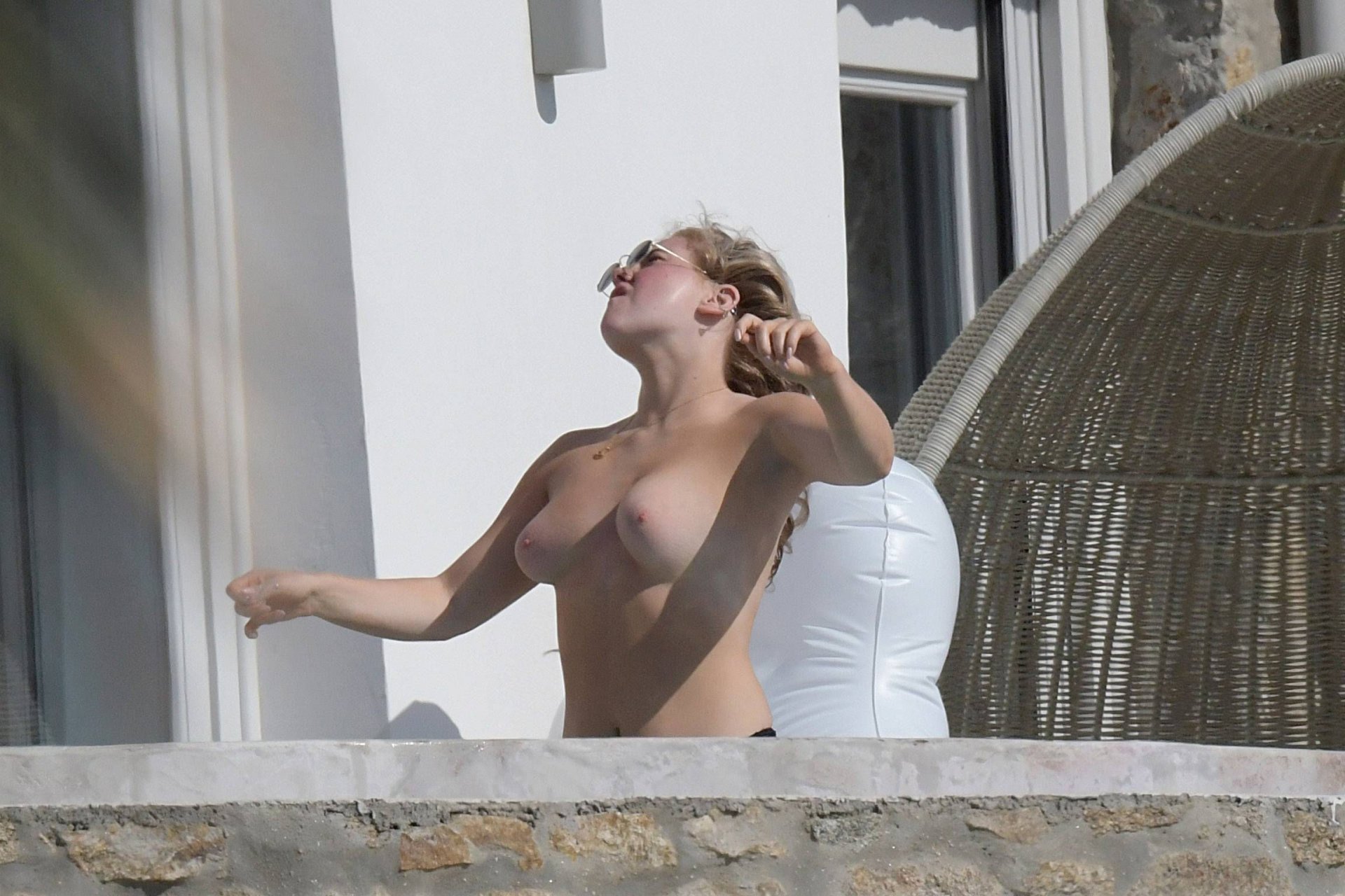 Ellie Hemmings Topless (28 Photos)