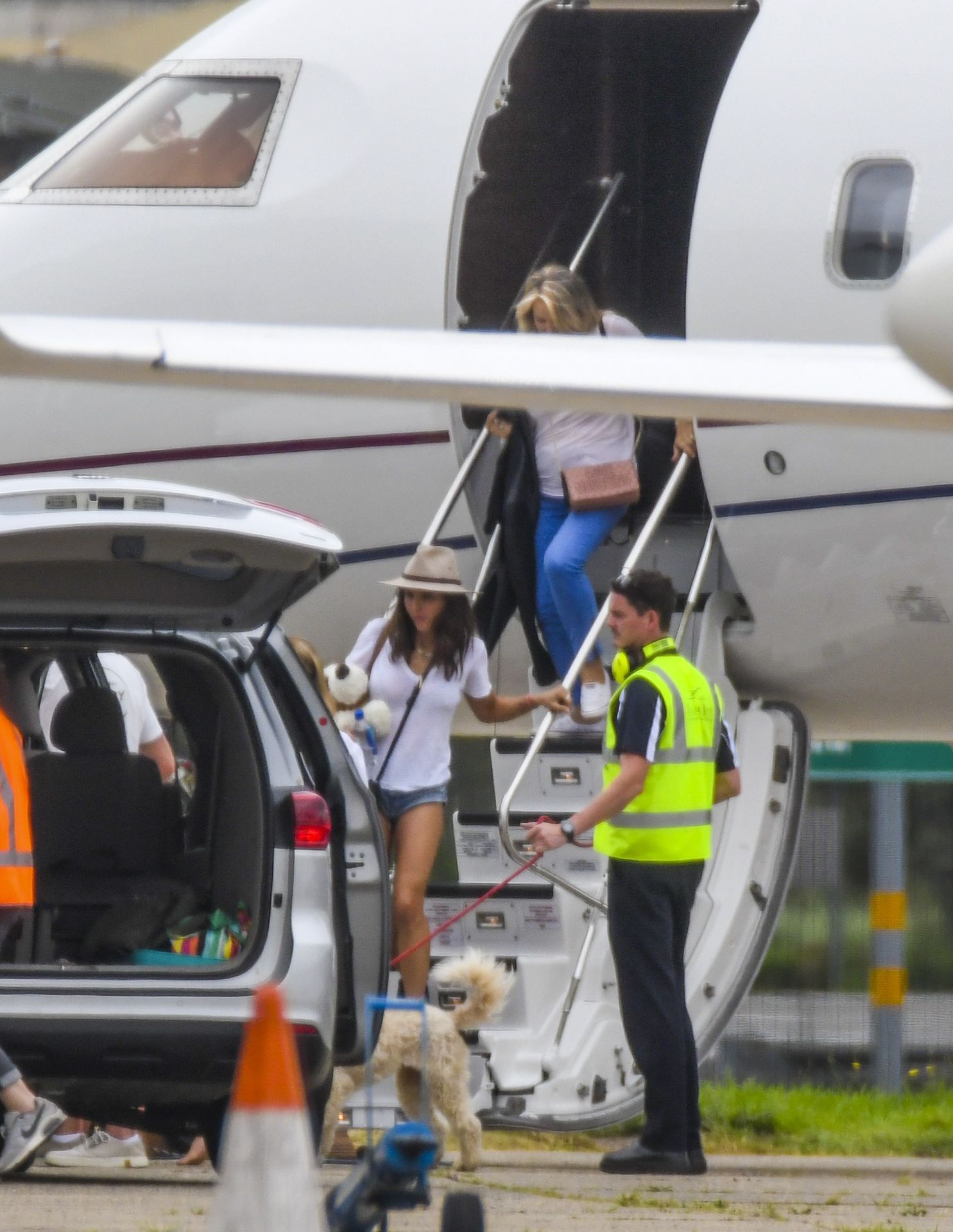 Chris Hemsworth  Elsa Pataky Arrive in Sydney with Their V.I.P. Dogs (11 Photos)