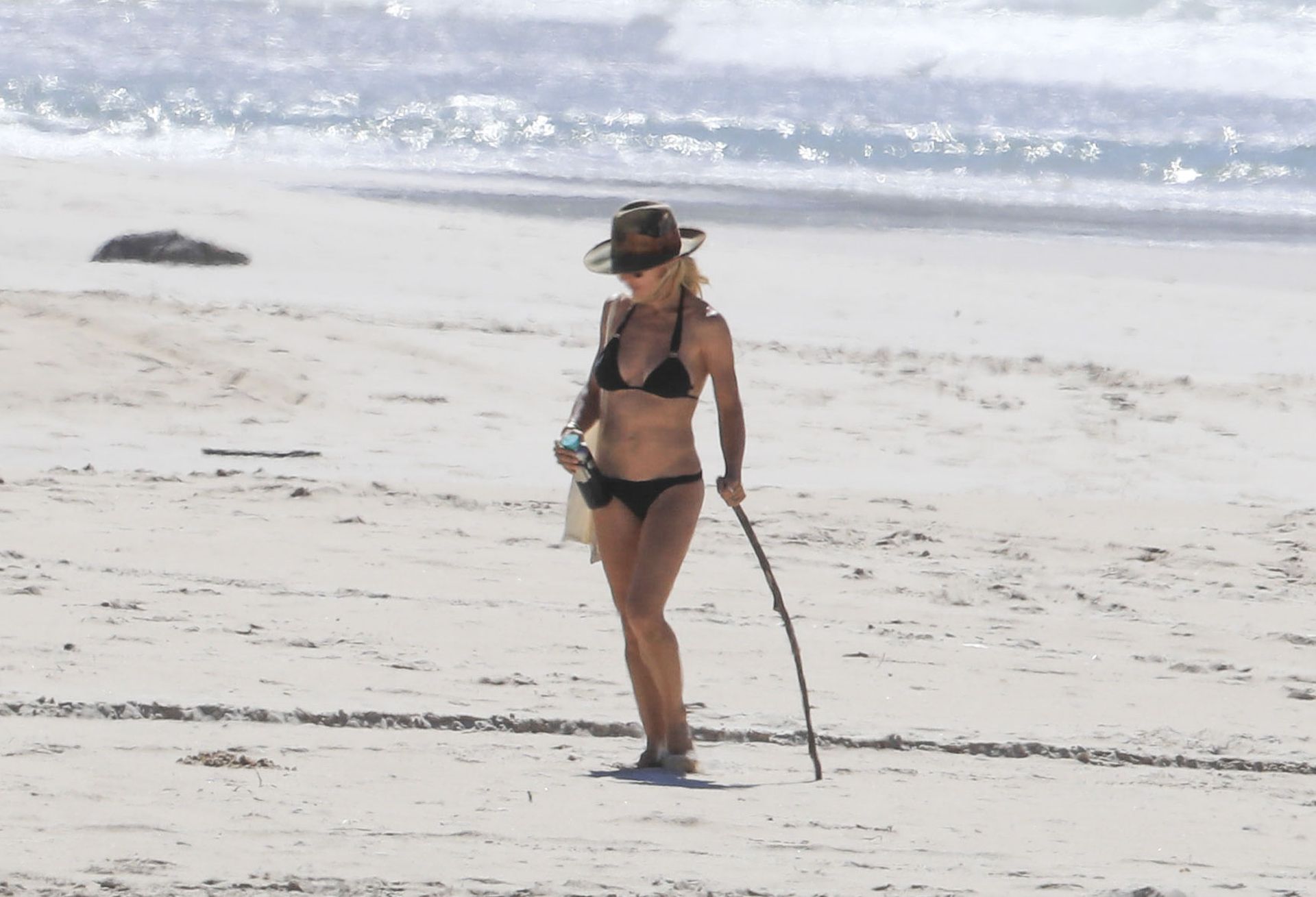 Chris Hemsworth  Elsa Pataky Enjoy Some Exercise at a Quiet Beach in Byron Bay (30 Photos)