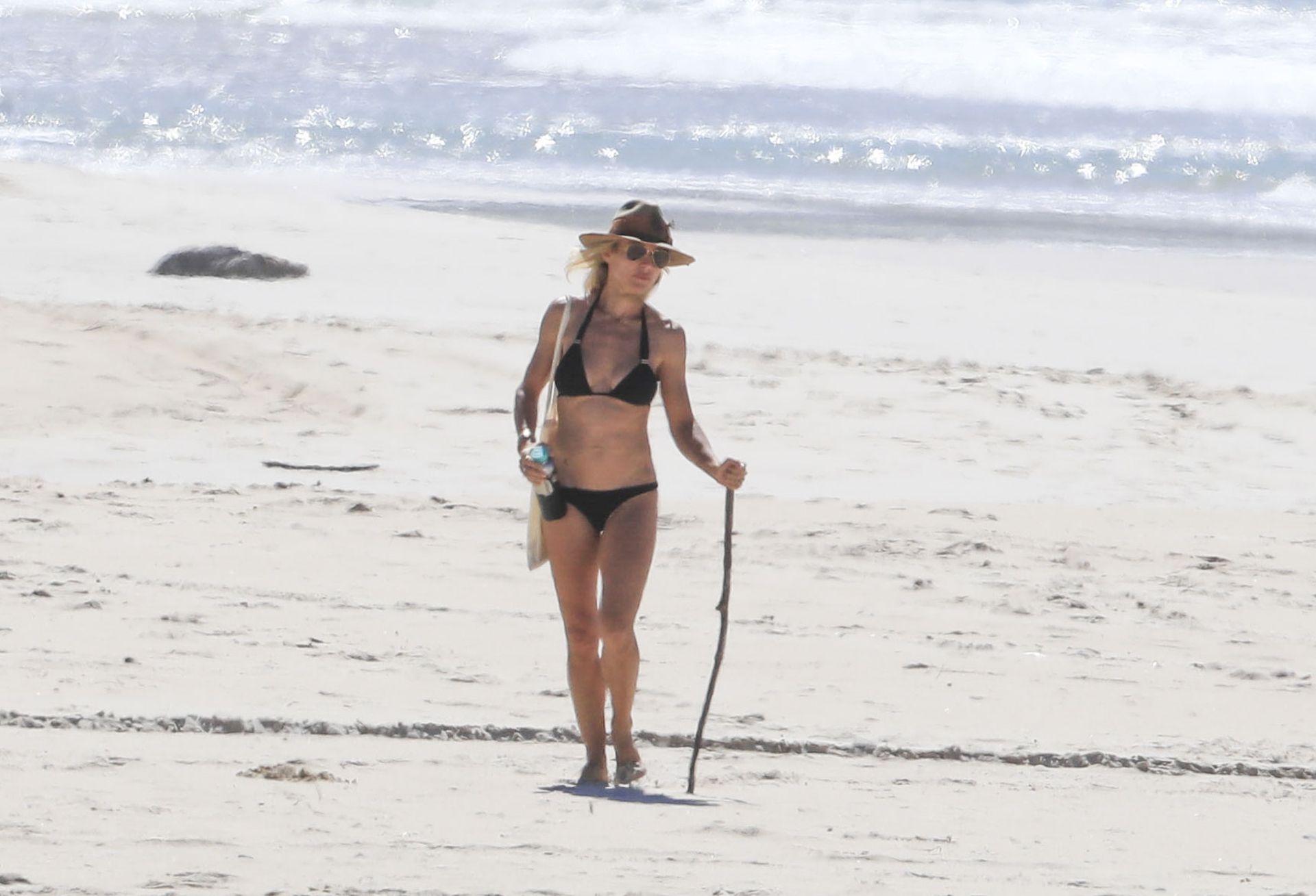 Chris Hemsworth  Elsa Pataky Enjoy Some Exercise at a Quiet Beach in Byron Bay (30 Photos)