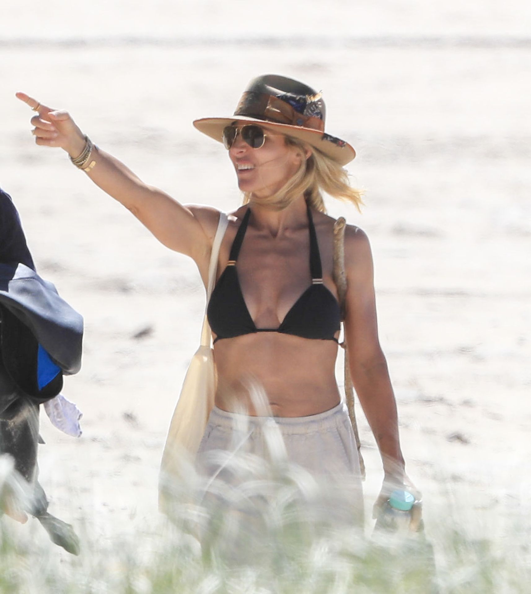 Chris Hemsworth  Elsa Pataky Enjoy Some Exercise at a Quiet Beach in Byron Bay (30 Photos)