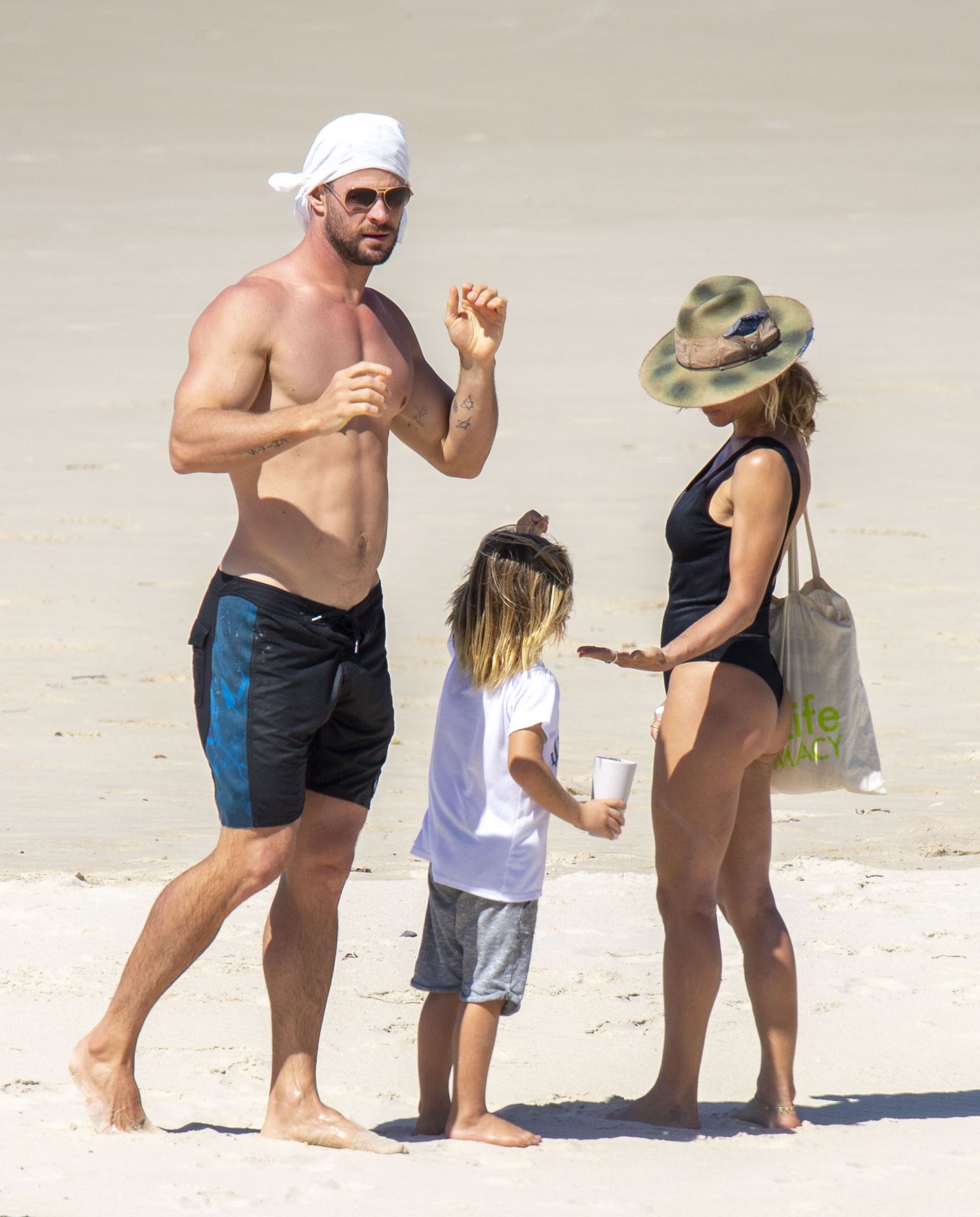 Chris Hemsworth  Elsa Pataky Took Some Time on the Beach (26 Photos)