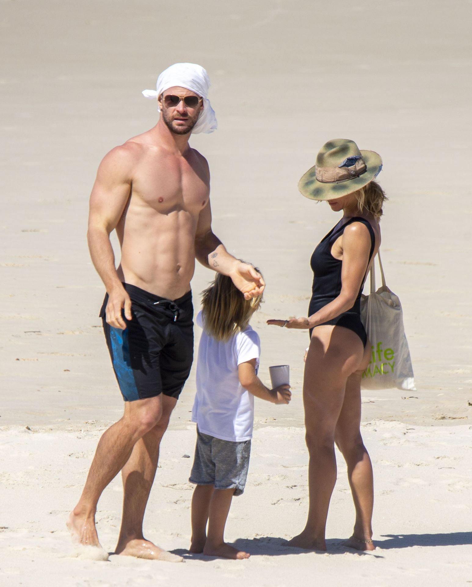 Chris Hemsworth  Elsa Pataky Took Some Time on the Beach (26 Photos)