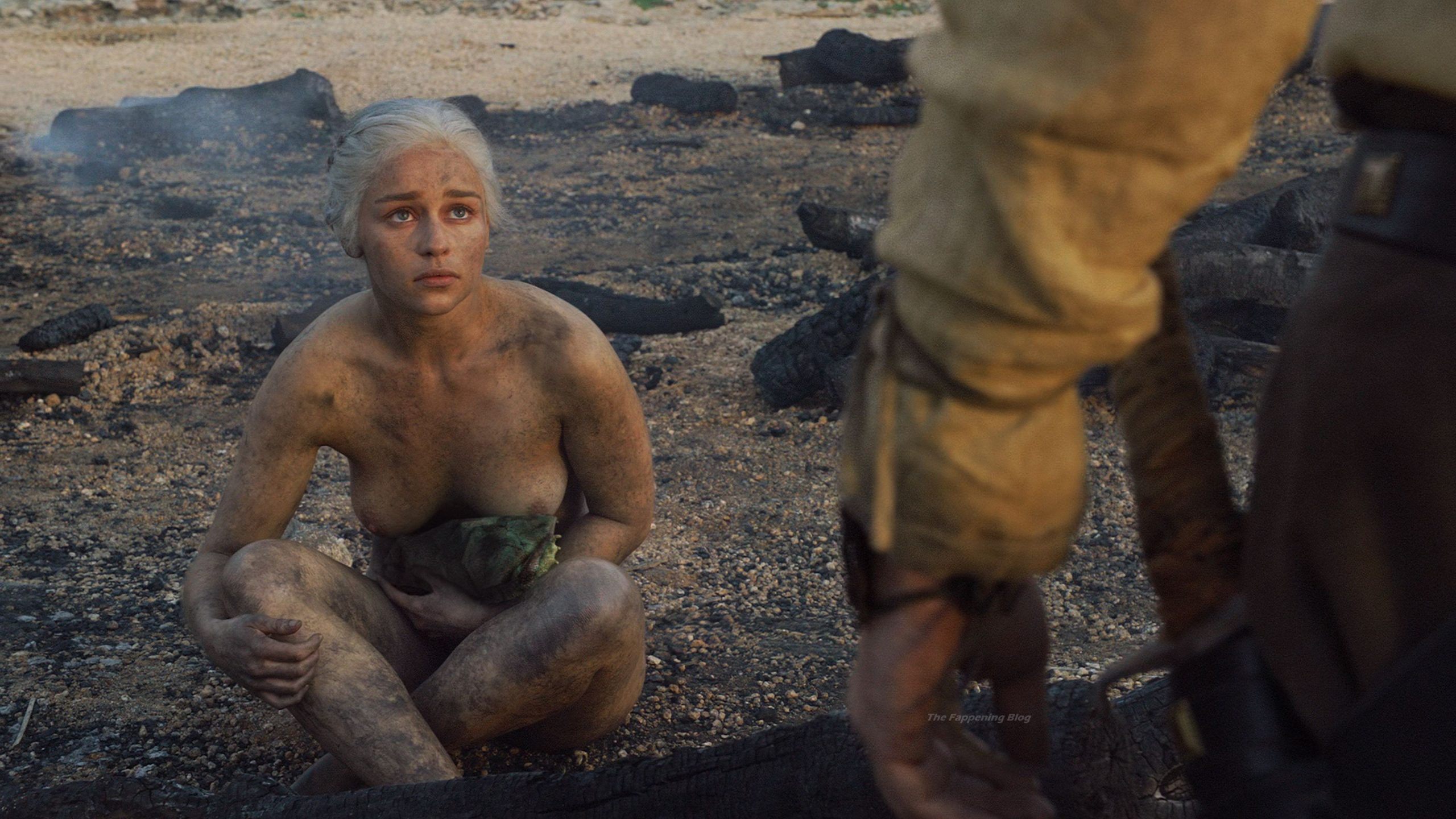 Emilia Clarke Nude - Game of Thrones (6 Photos)
