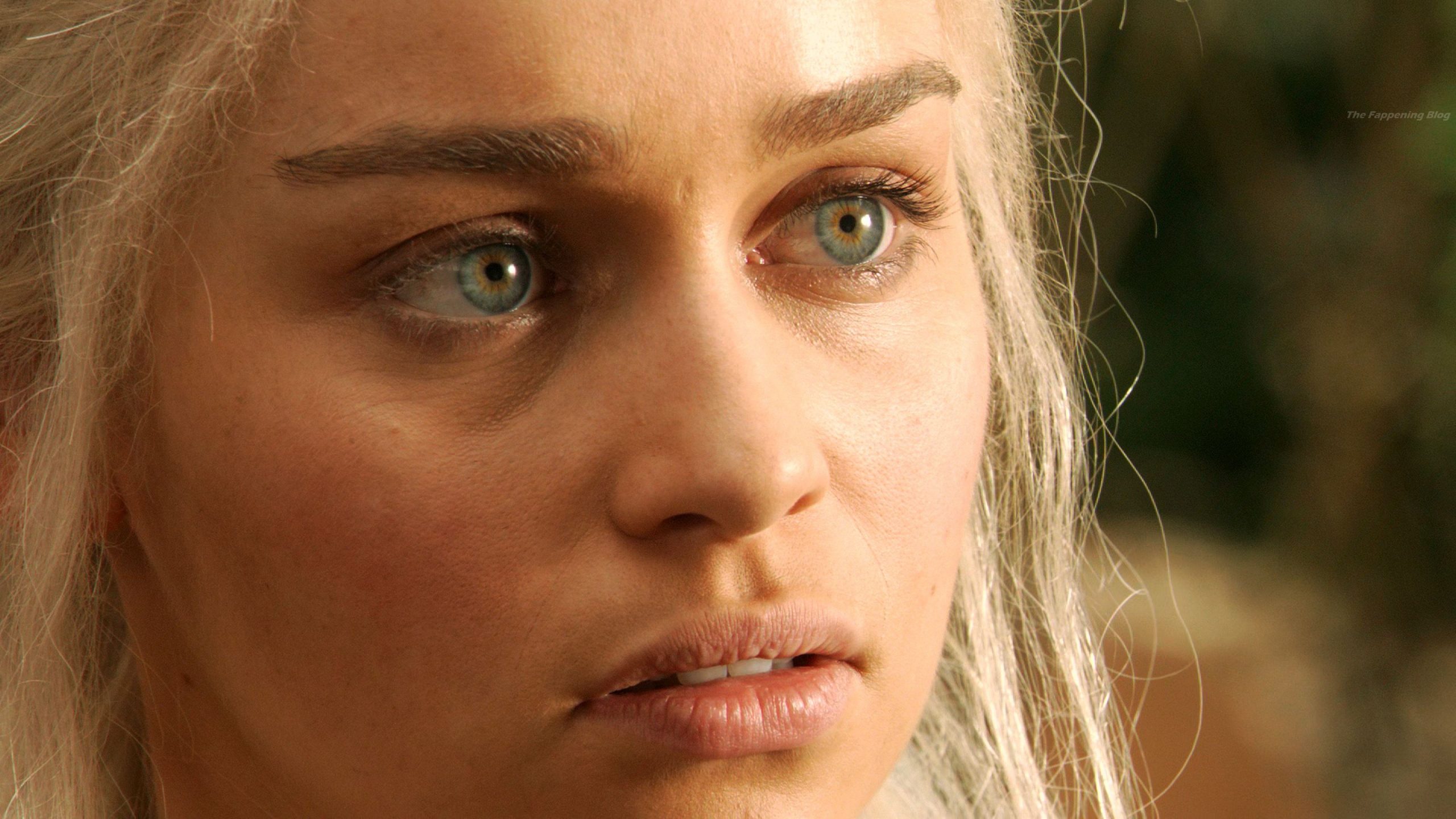 Emilia Clarke Nude - Game of Thrones (6 Photos)