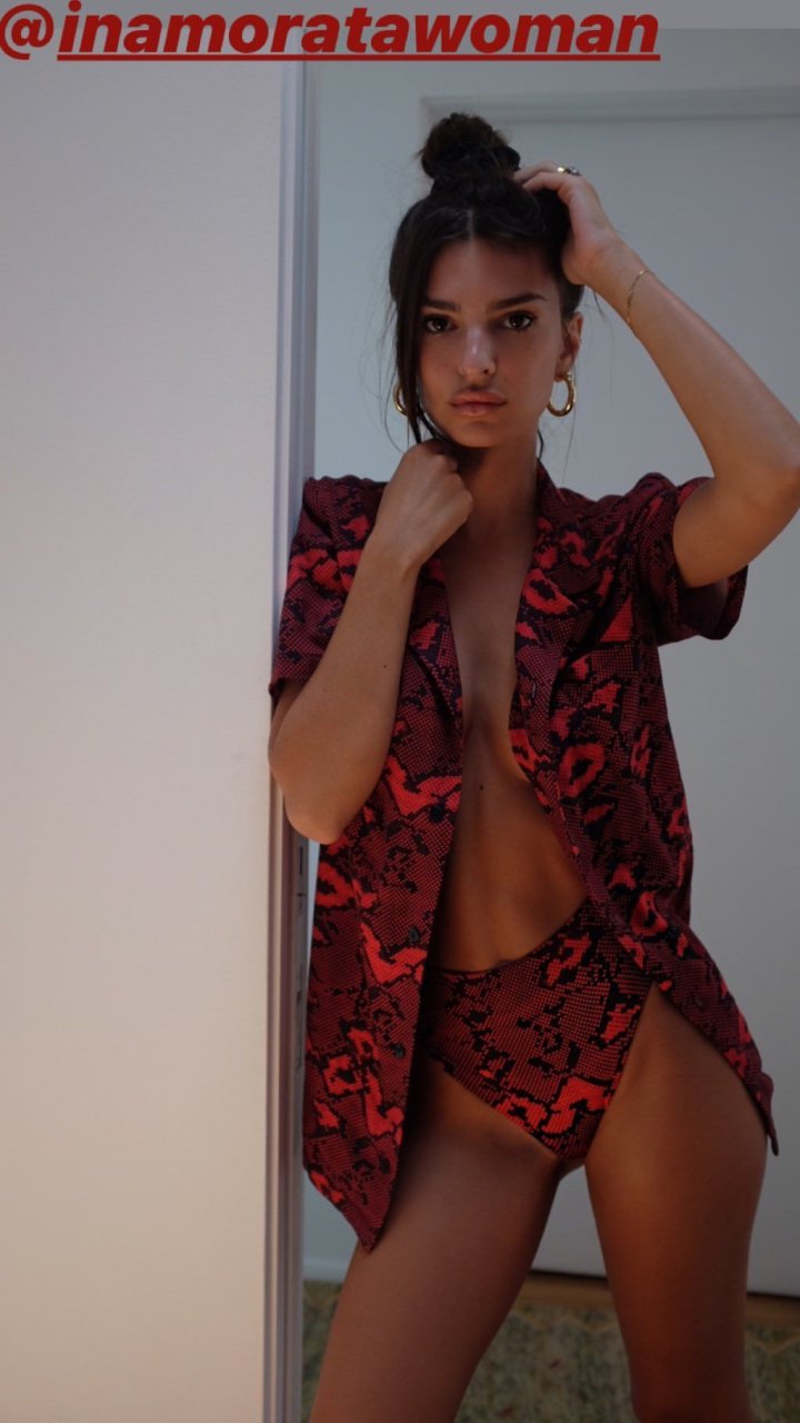 Emily Ratajkowski Sexy  Topless (7 Photos)