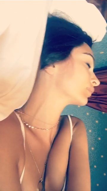 Emily Ratajkowski Sexy (8 Pics + 3 Videos  GIFs)