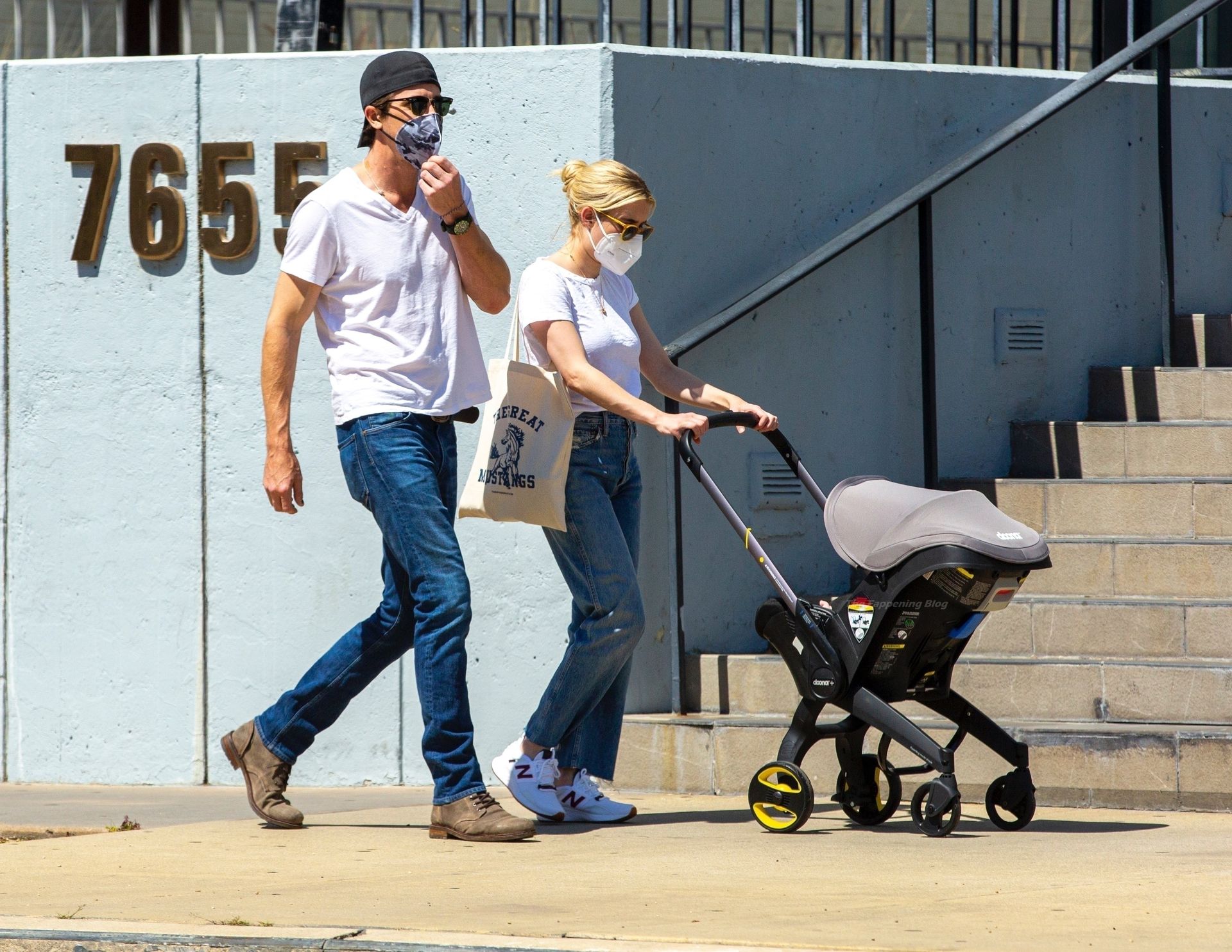 Emma Roberts  Garrett Hedlun
d Take Rhodes on a Walk to a Coffee Shop (39 Photos)
