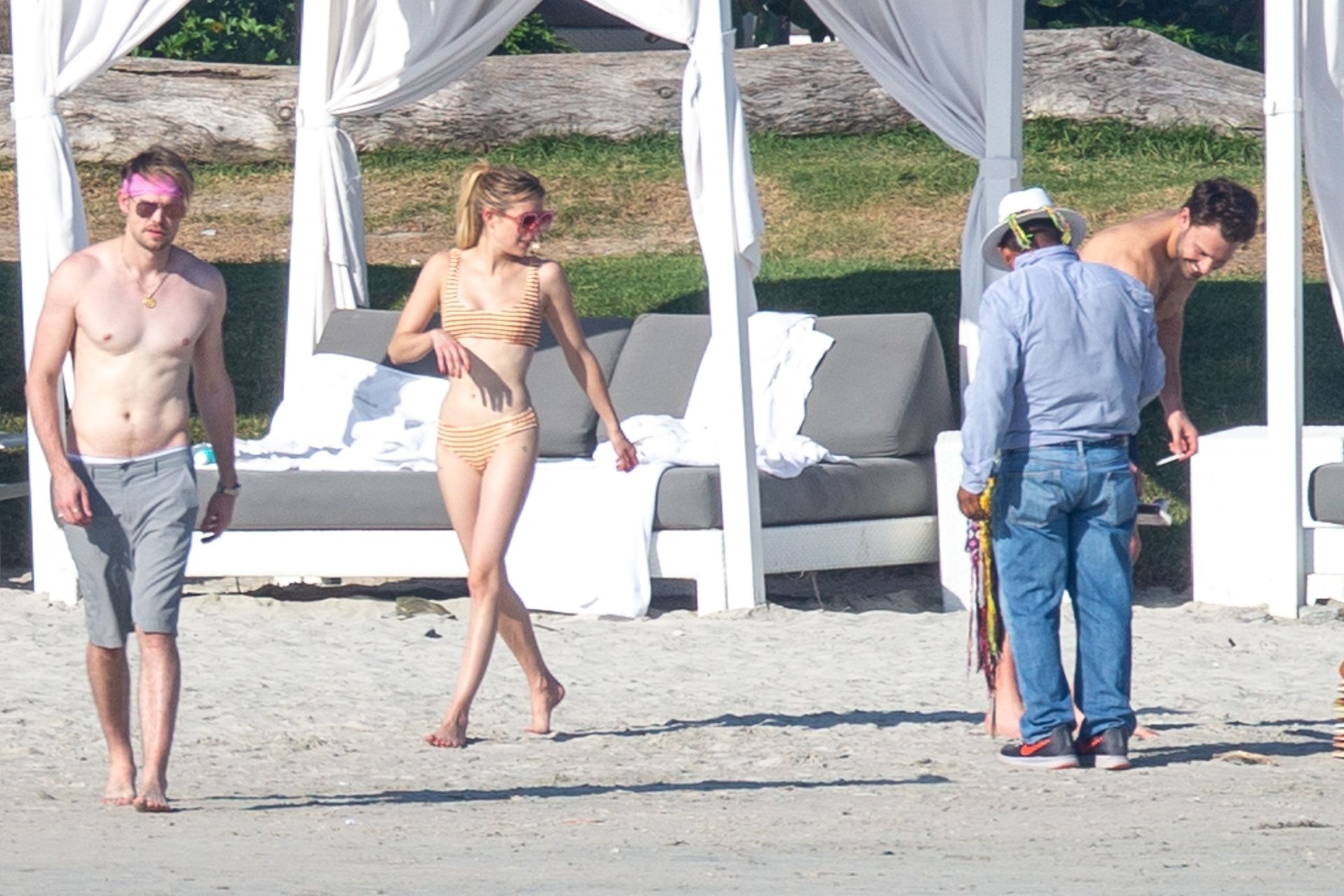 Friendly Exes? Emma Roberts and Chord Overstreet Enjoy the Sunshine in Mexico (34 Photos)