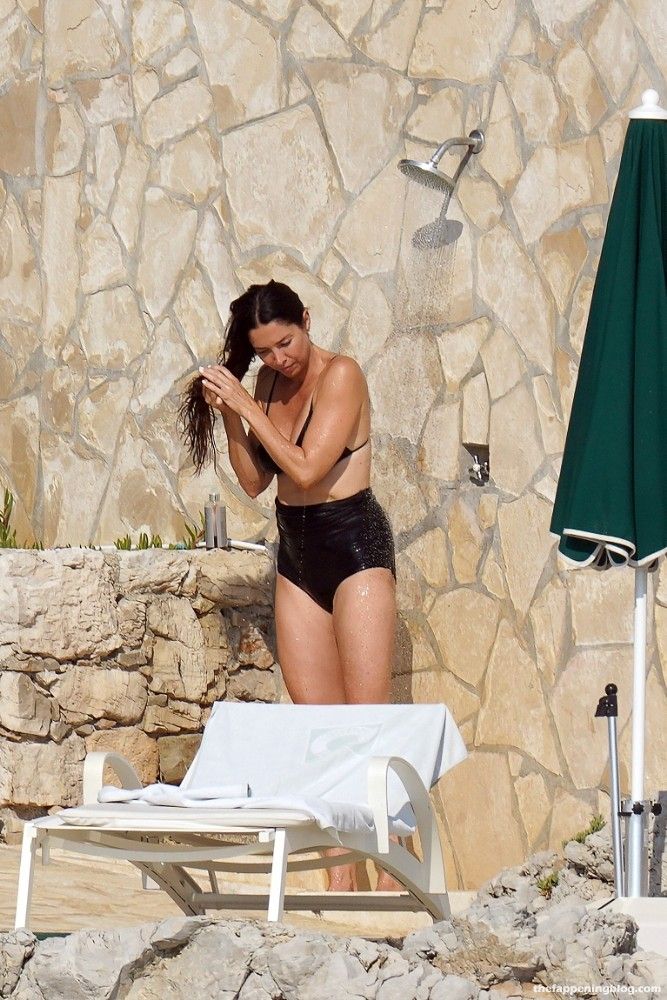 Erica Packer Packs on the PDA with Mystery Man in the South of France (35 Photos)