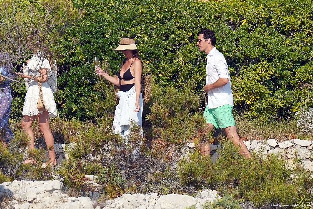 Erica Packer Packs on the PDA with Mystery Man in the South of France (35 Photos)