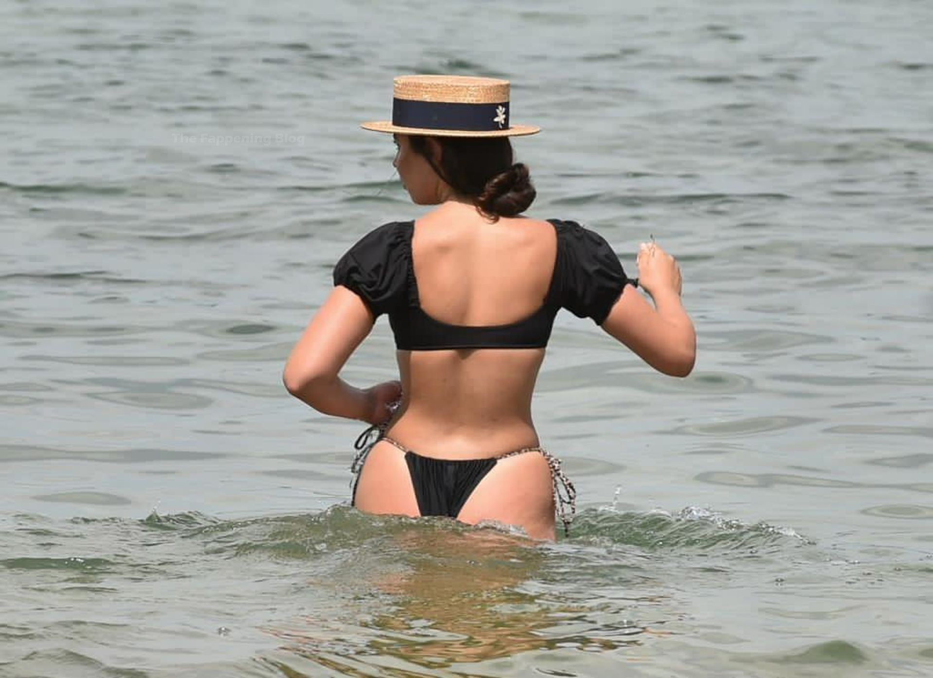 Francesca Allen Flaunts Her Sexy Figure on the Beach in Dubai (8 Photos)