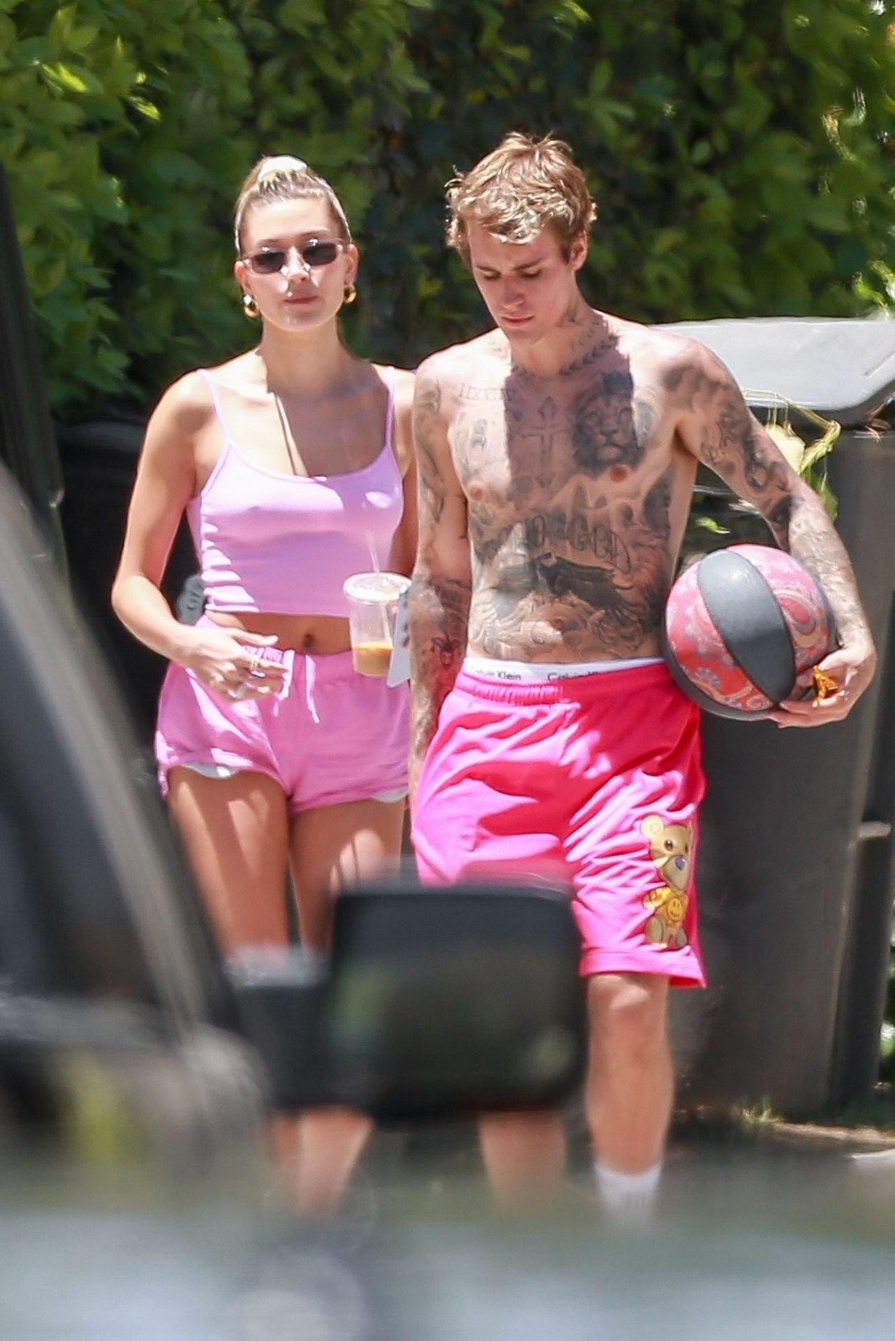 Hailey Bieber Looks Pretty in Pink as She Goes Out for Coffee with Friends (89 Photos)