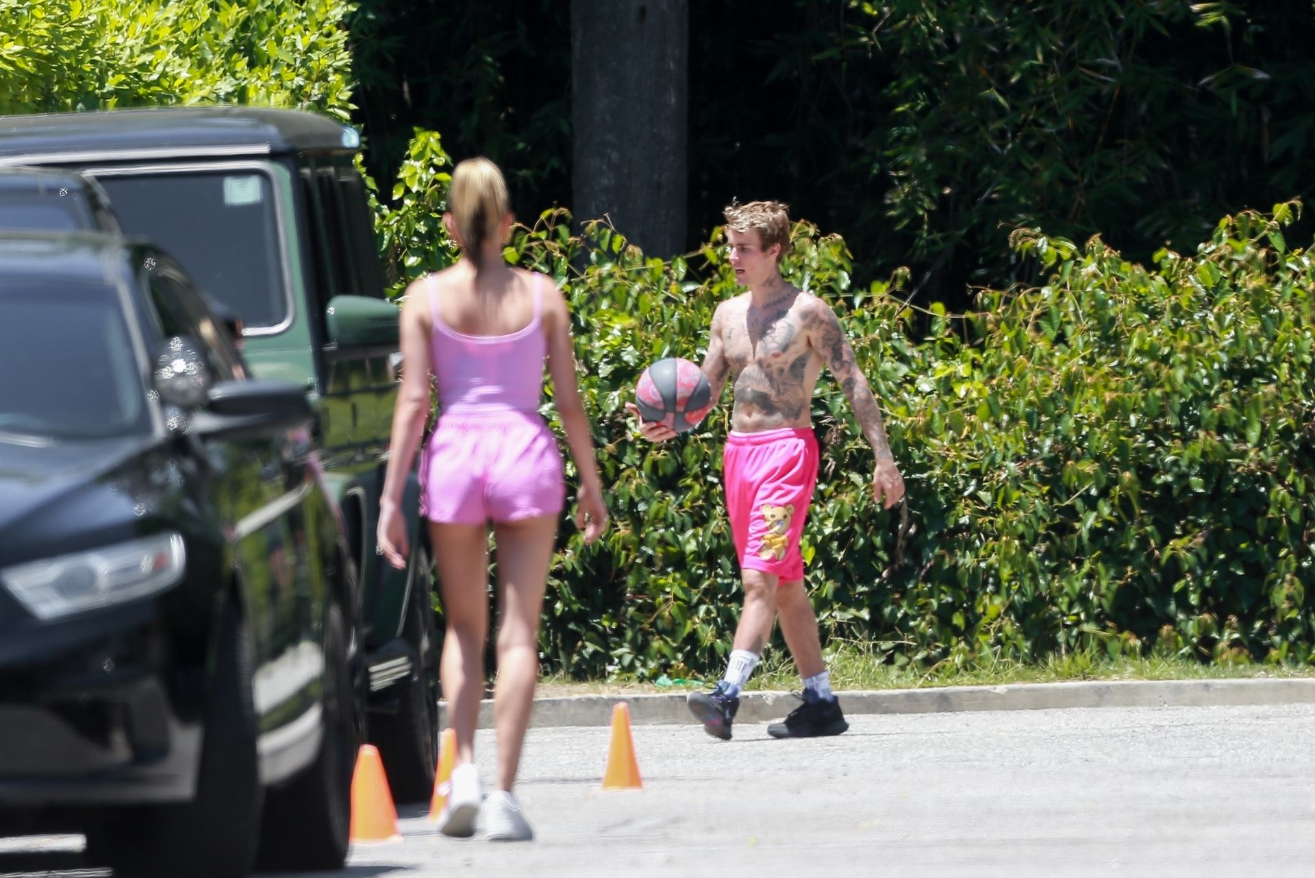 Hailey Bieber Looks Pretty in Pink as She Goes Out for Coffee with Friends (89 Photos)