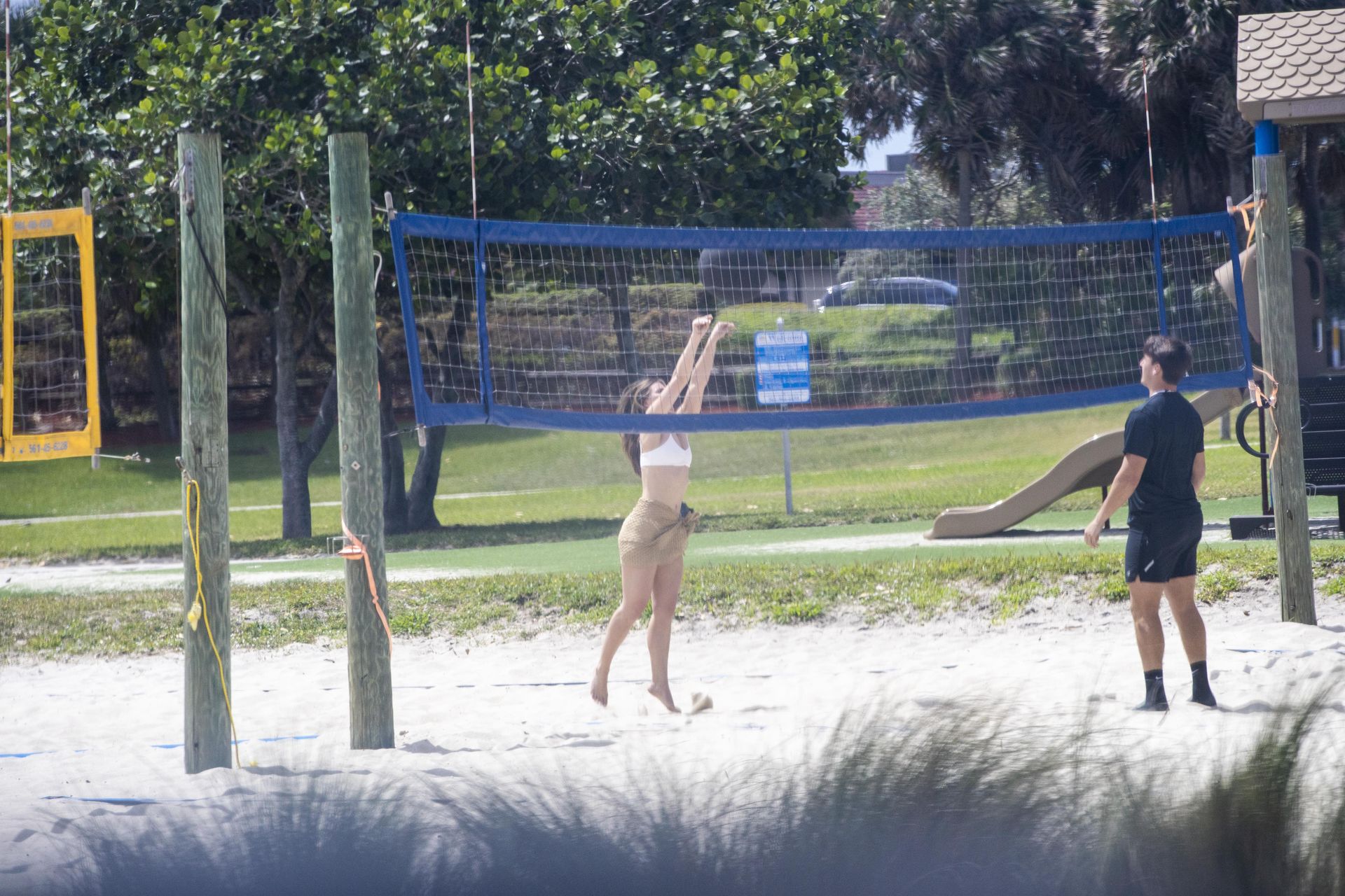 Hannah Brown  Tyler Cameron Enjoy Beach Volleyball Session With Pals (40 Photos)