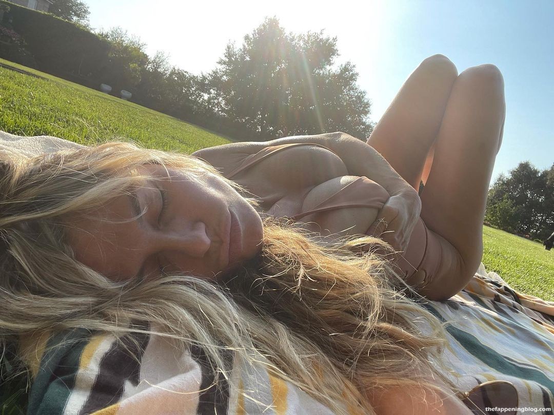 Heidi Klum Shows Off Her Cleavage As She Sunbathes (4 Photos)