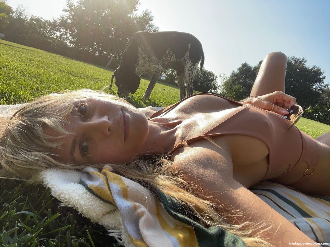 Heidi Klum Shows Off Her Cleavage As She Sunbathes (4 Photos)