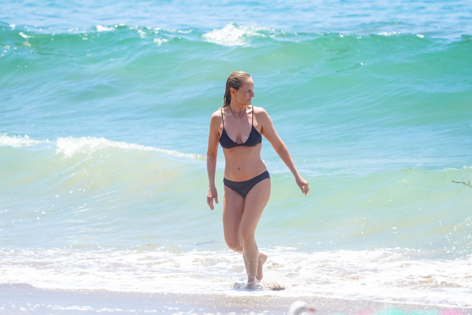 Helen Hunt Shows Off Her Bikini Body in Malibu (43 Phot
os)