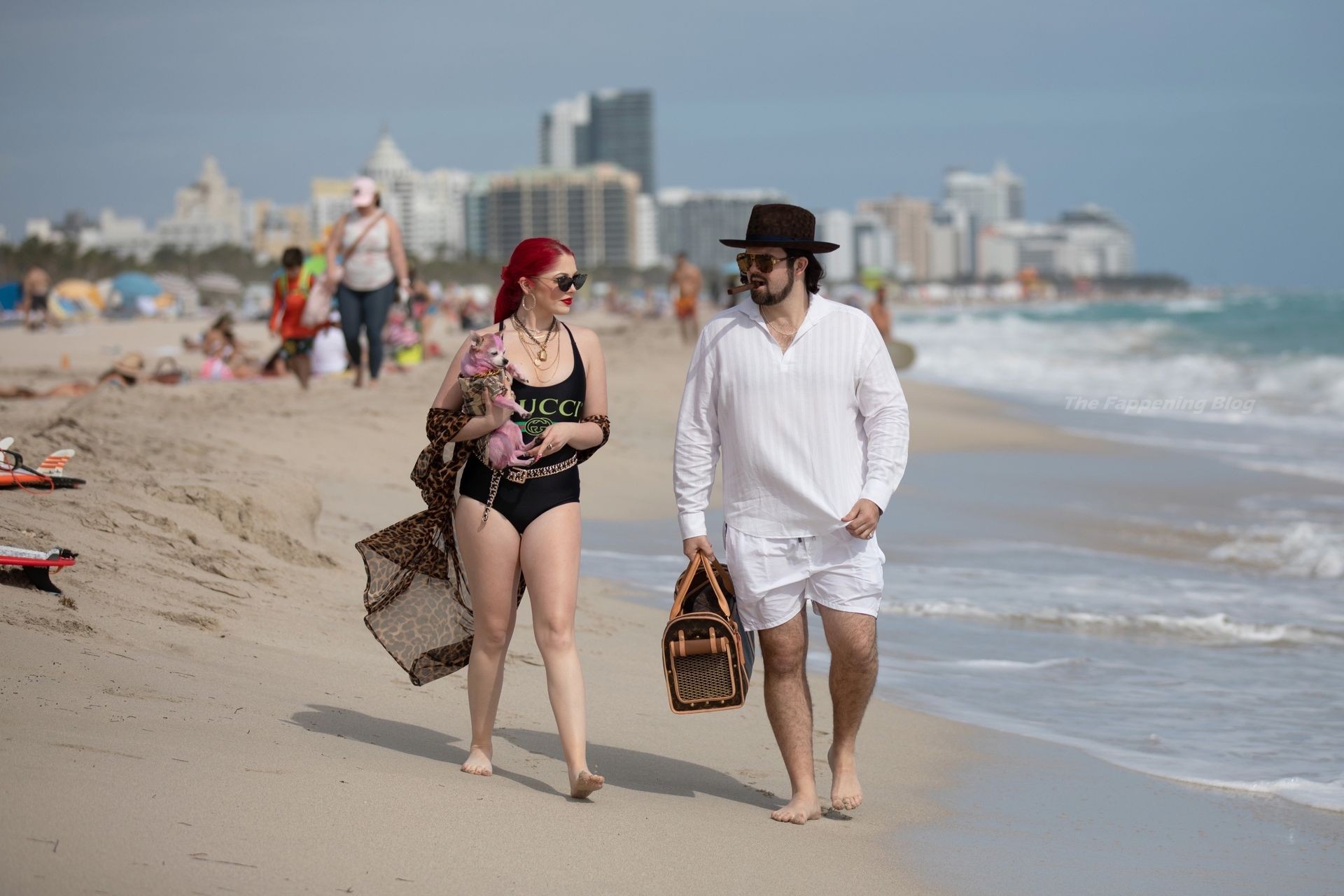 Denny Strickland and His Girlfriend Hunter Enjoy a Romantic Walk on the Beach in Miami (34 Photos)