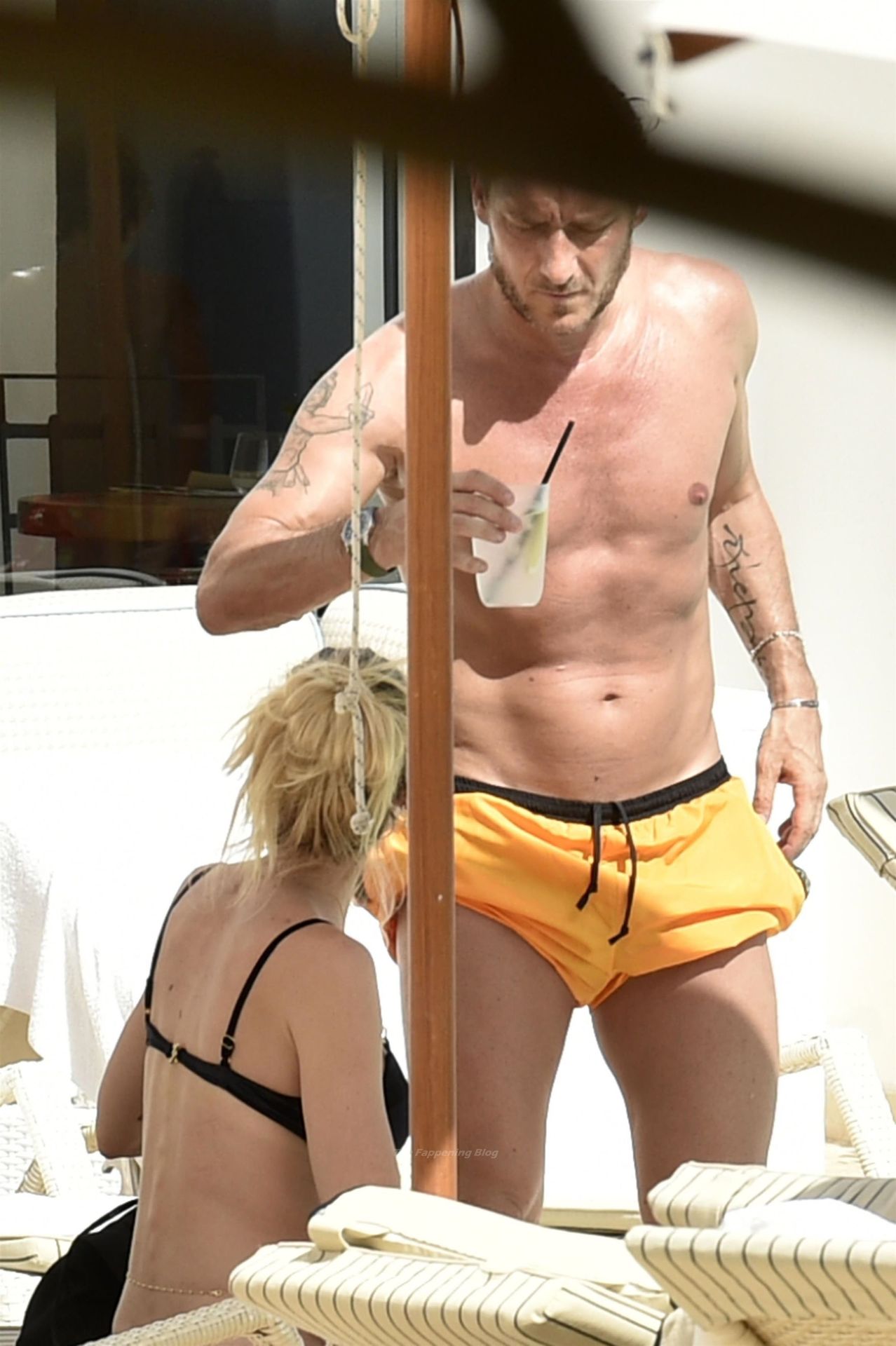 Francesco Totti  Ilary Blasi Enjoy a Day at the Pool in Sardinia (7 Photos)