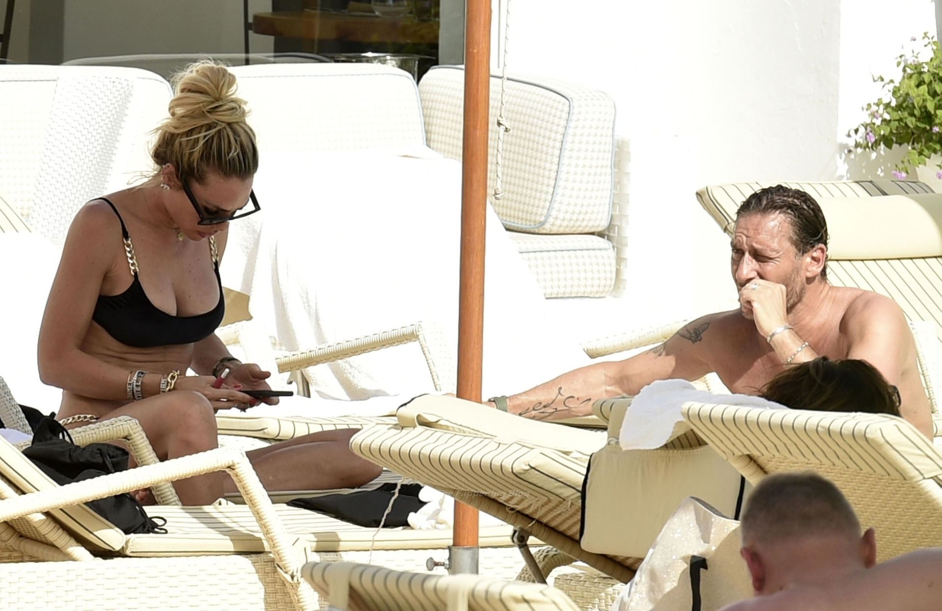 Francesco Totti  Ilary Blasi Enjoy a Day at the Pool in Sardinia (7 Photos)