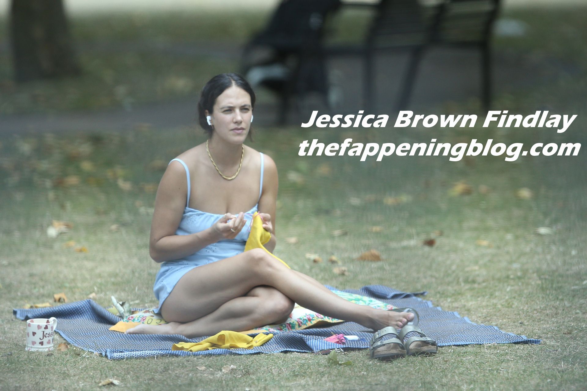 Harlots Actress Jessica Brown Findlay Gets Settled In a Park (43 Photos)