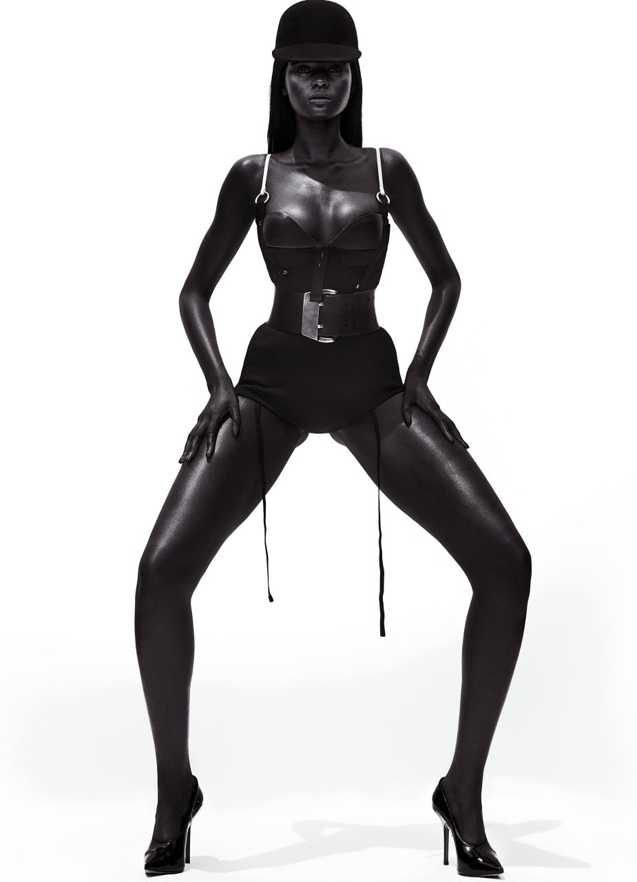 Duckie Thot Nude  Sexy (7 Photos)