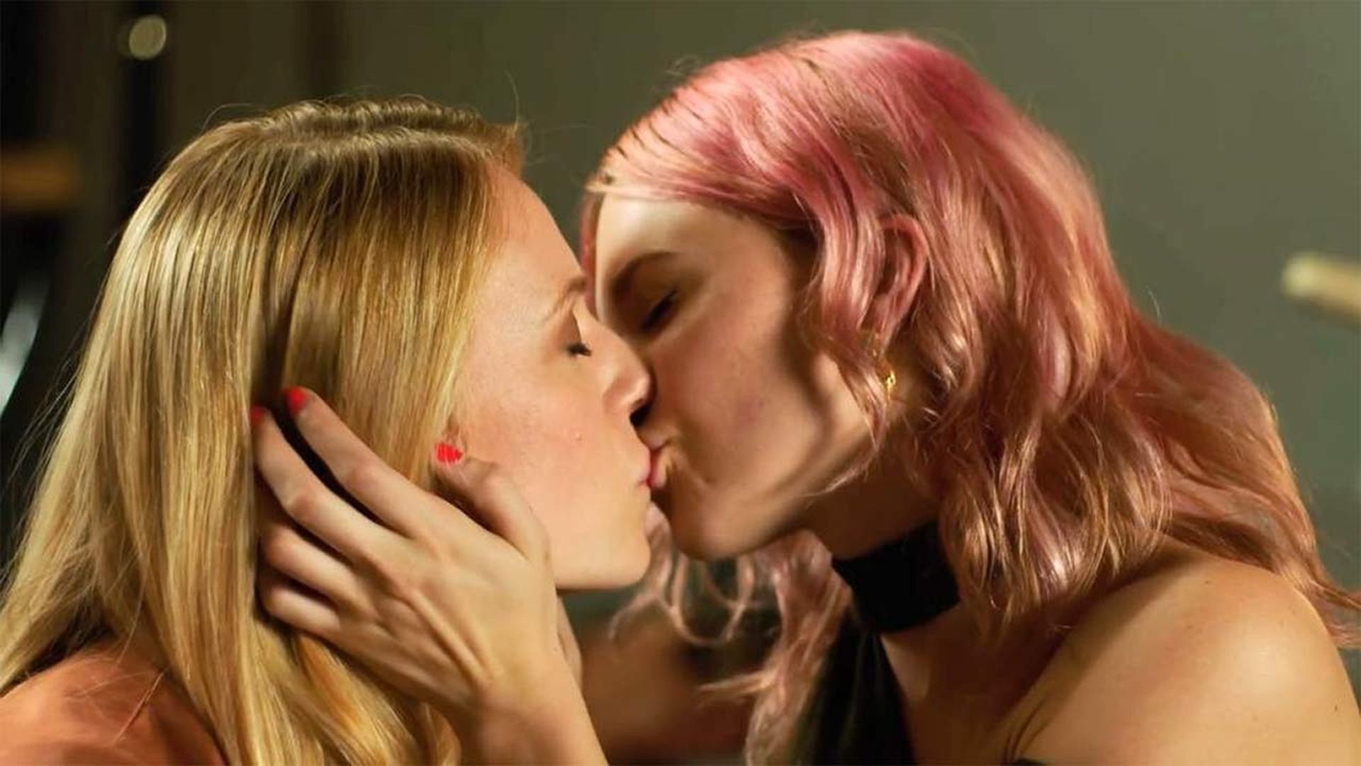 Emma Bell, Paige Elkington Sexy Lesbian Kiss - Relationship Status (4 Pics ...