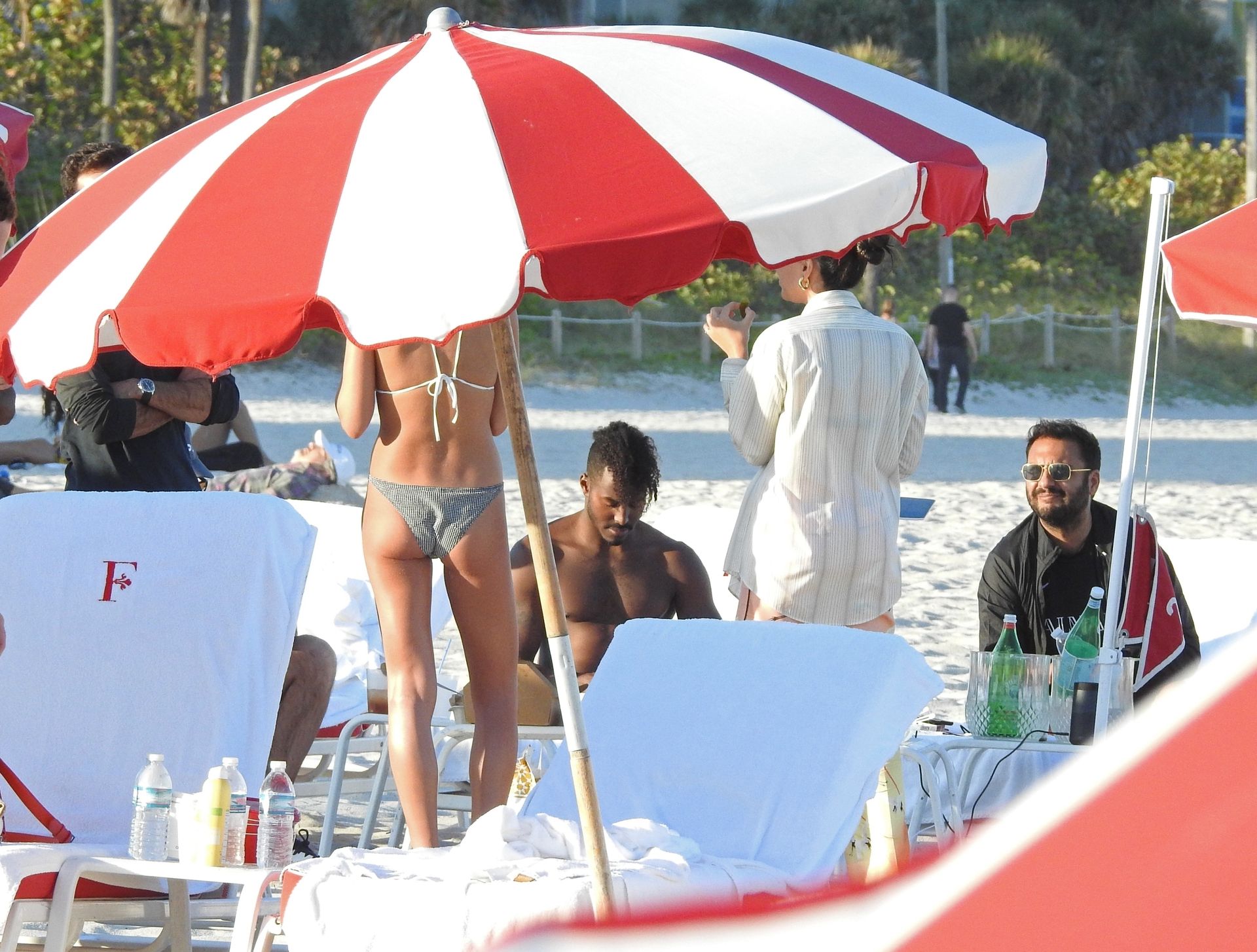 DJ Ruckus Chats Up Women on the Beach After Shanina Shaik Divorce (25 Photos)