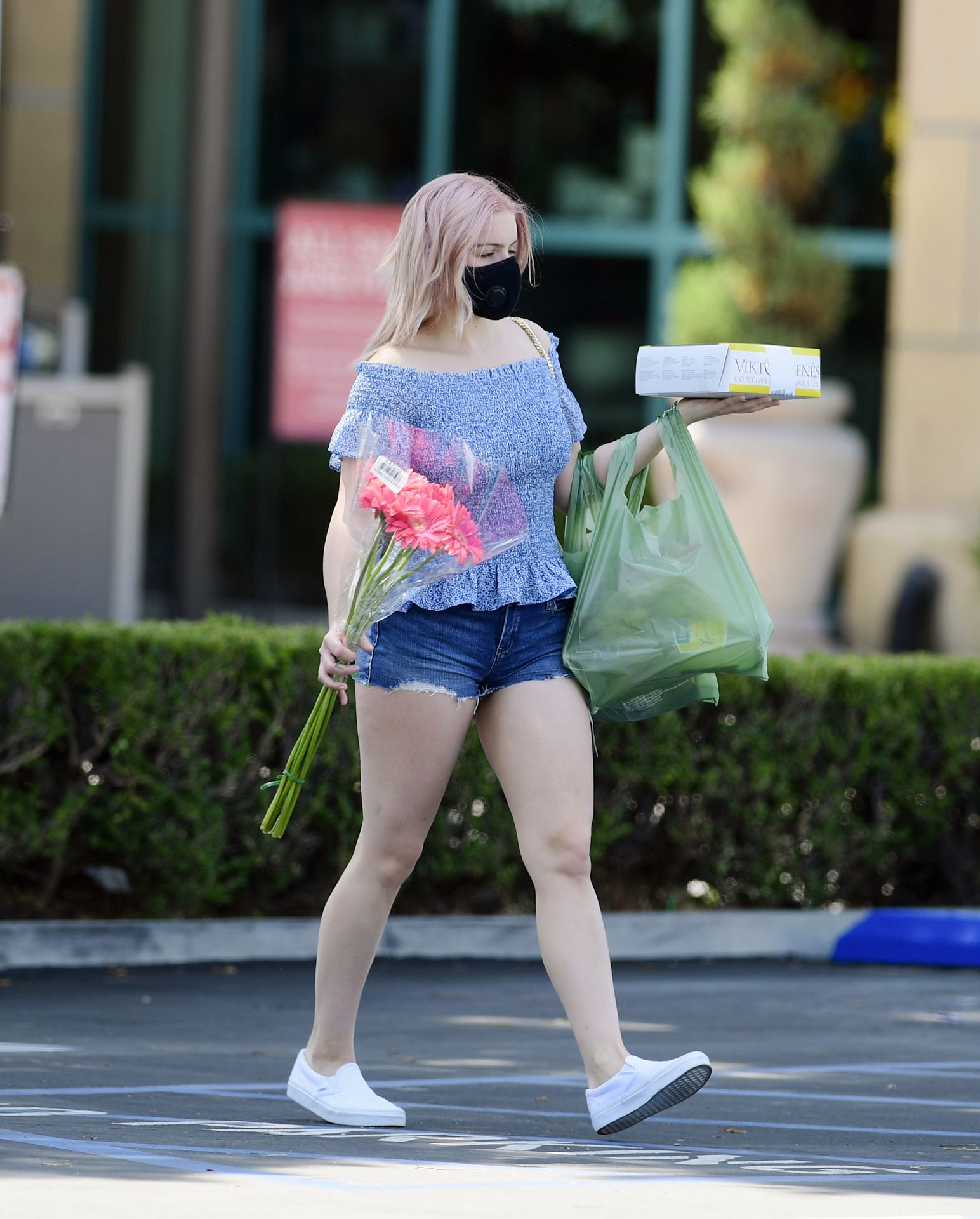 Leggy Ariel Winter Picks Up Flowers and a Cake in Los Angeles (20 Photos)