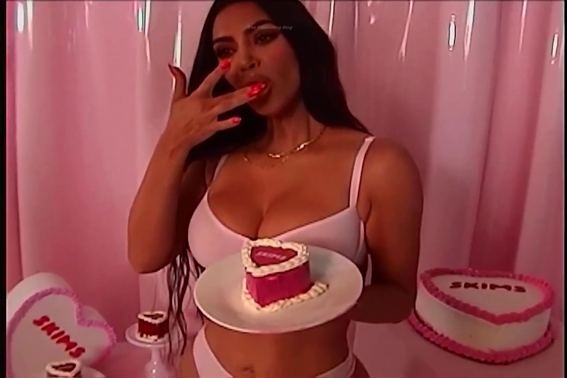 Kim Kardashian, Kylie Jenner & Kendall Jenner Sexy - SKIMS (41 Pics + Videos)