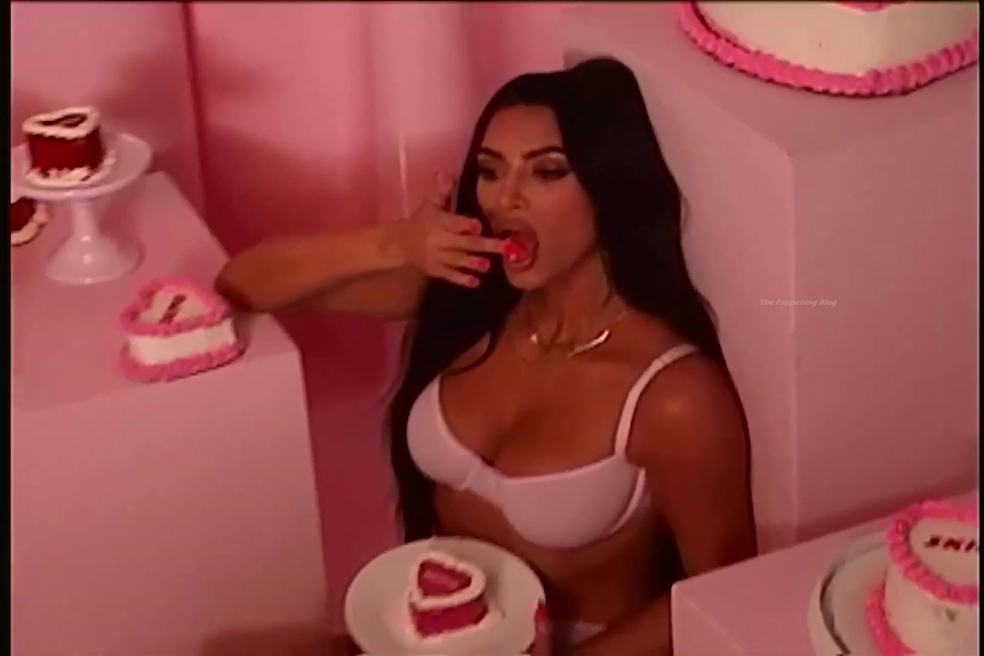 Kim Kardashian, Kylie Jenner & Kendall Jenner Sexy - SKIMS (41 Pics + Videos)