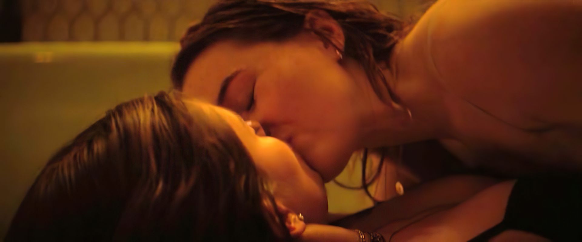 Kaitlyn Dever & Diana Silvers Sexy Lesbian Scenes - Booksmart (4 Pics + GIF & Video)
