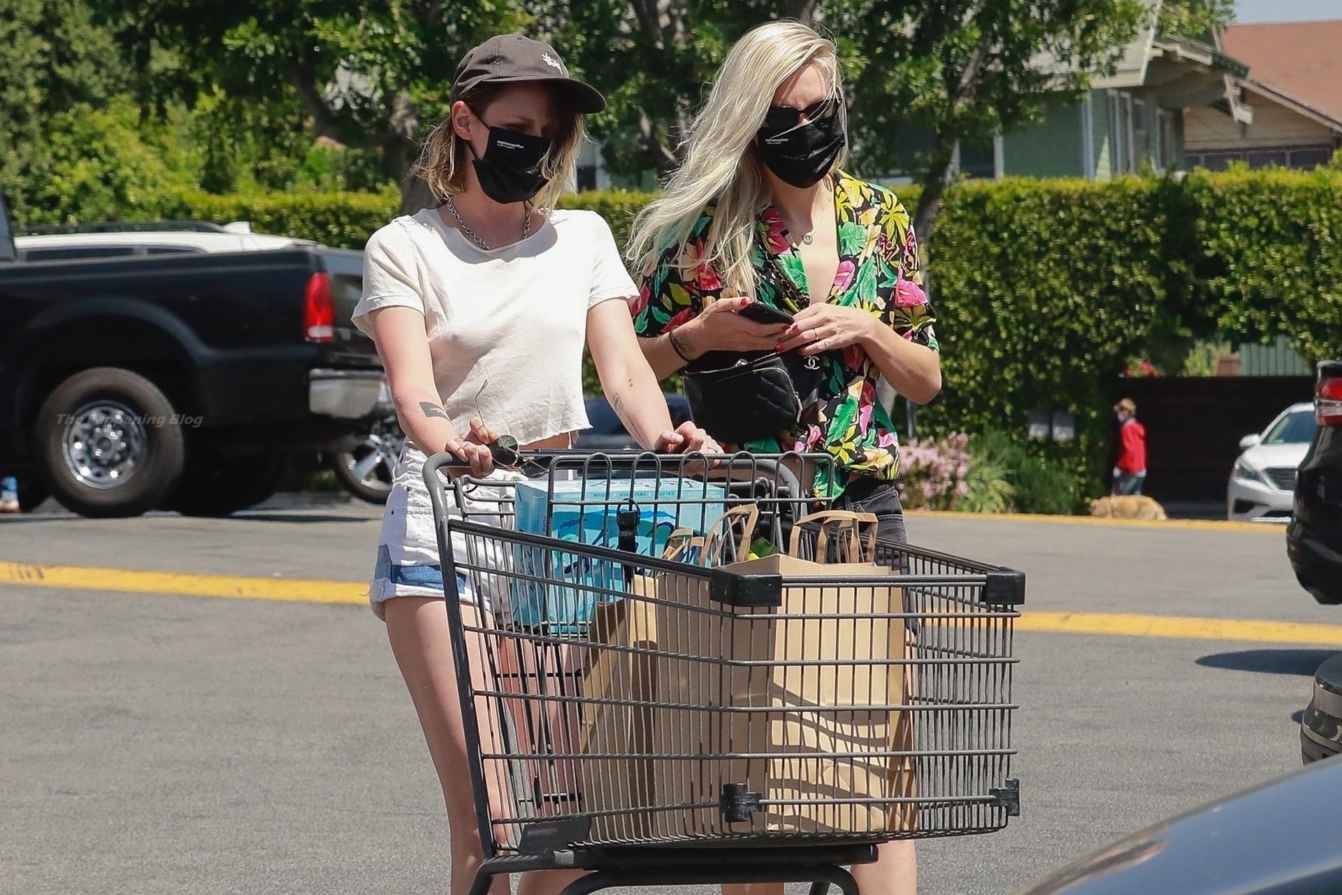 Kristen Stewart & Dylan Meyer Go Grocery Shopping in Los Feliz (30 Photos)